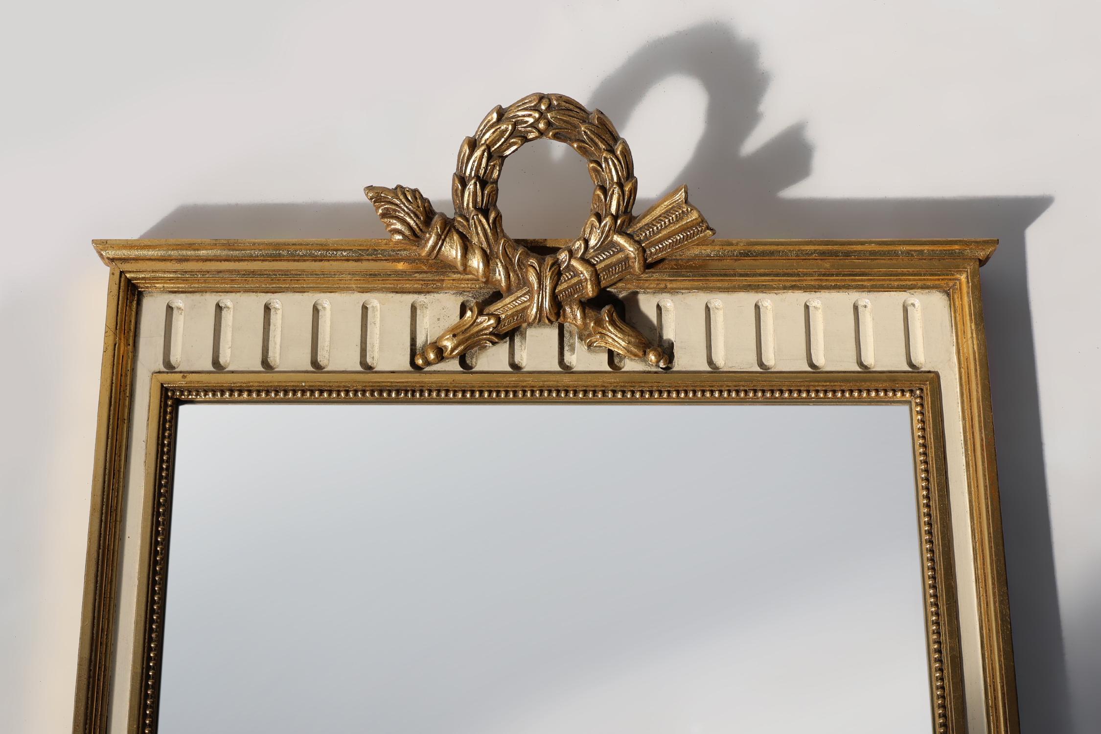 France / 1950 / Miroir / bois / Louis Philippe / Vintage / Mid-century

Elegant miroir de style Louis Philippe conçu au 21ème siècle en France. Ce magnifique miroir mural rectangulaire est doté d'un cadre en bois doré et crème avec un nœud en