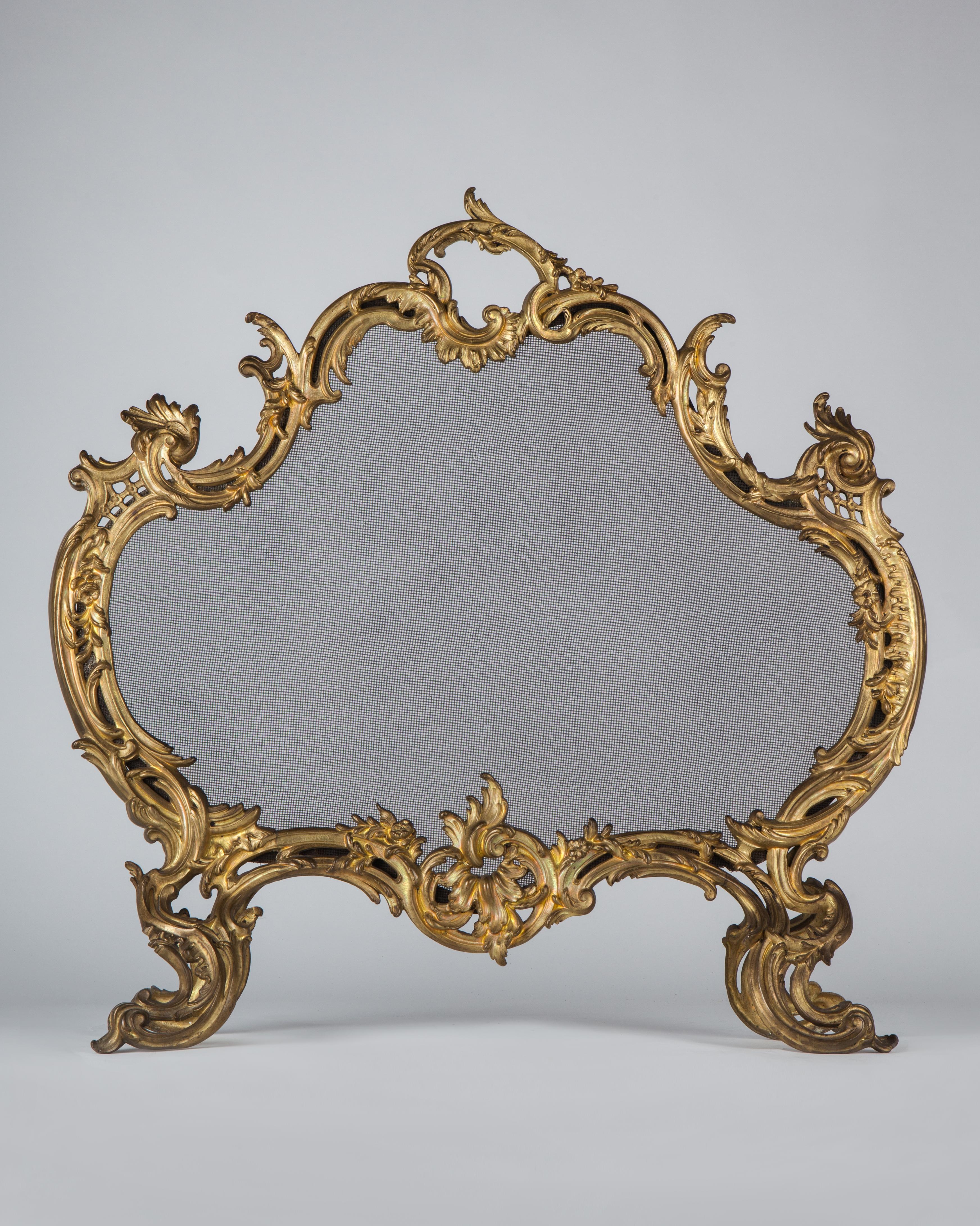 AFP0555
A Louis XV style bronze fireplace screen, with finely chased detail to the foliate scrolls, in its original ormolu finish.

Dimensions:
Overall: 28-1/2