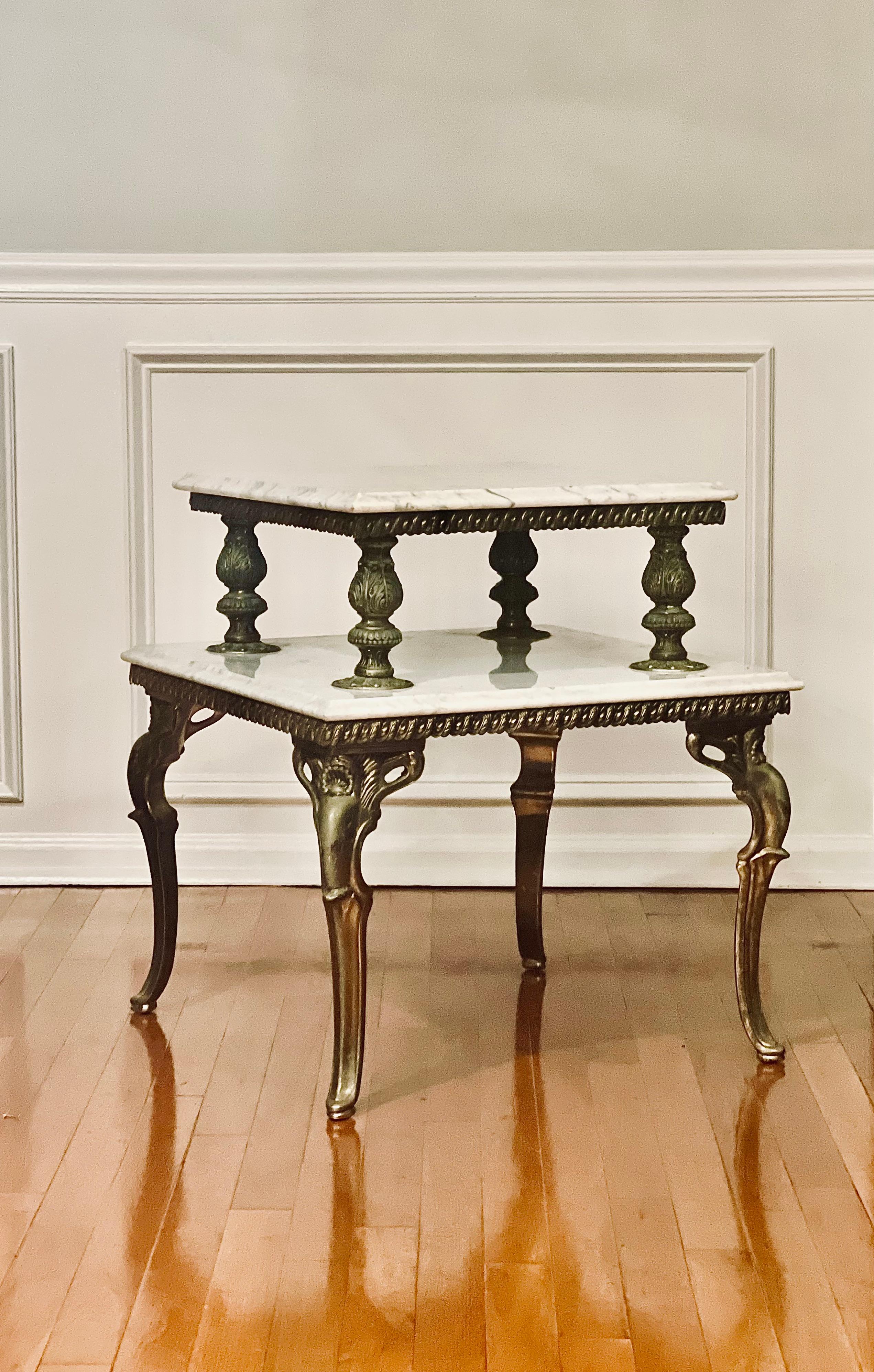 Table d'appoint à deux niveaux en laiton doré et marbre Carrera en vente 3