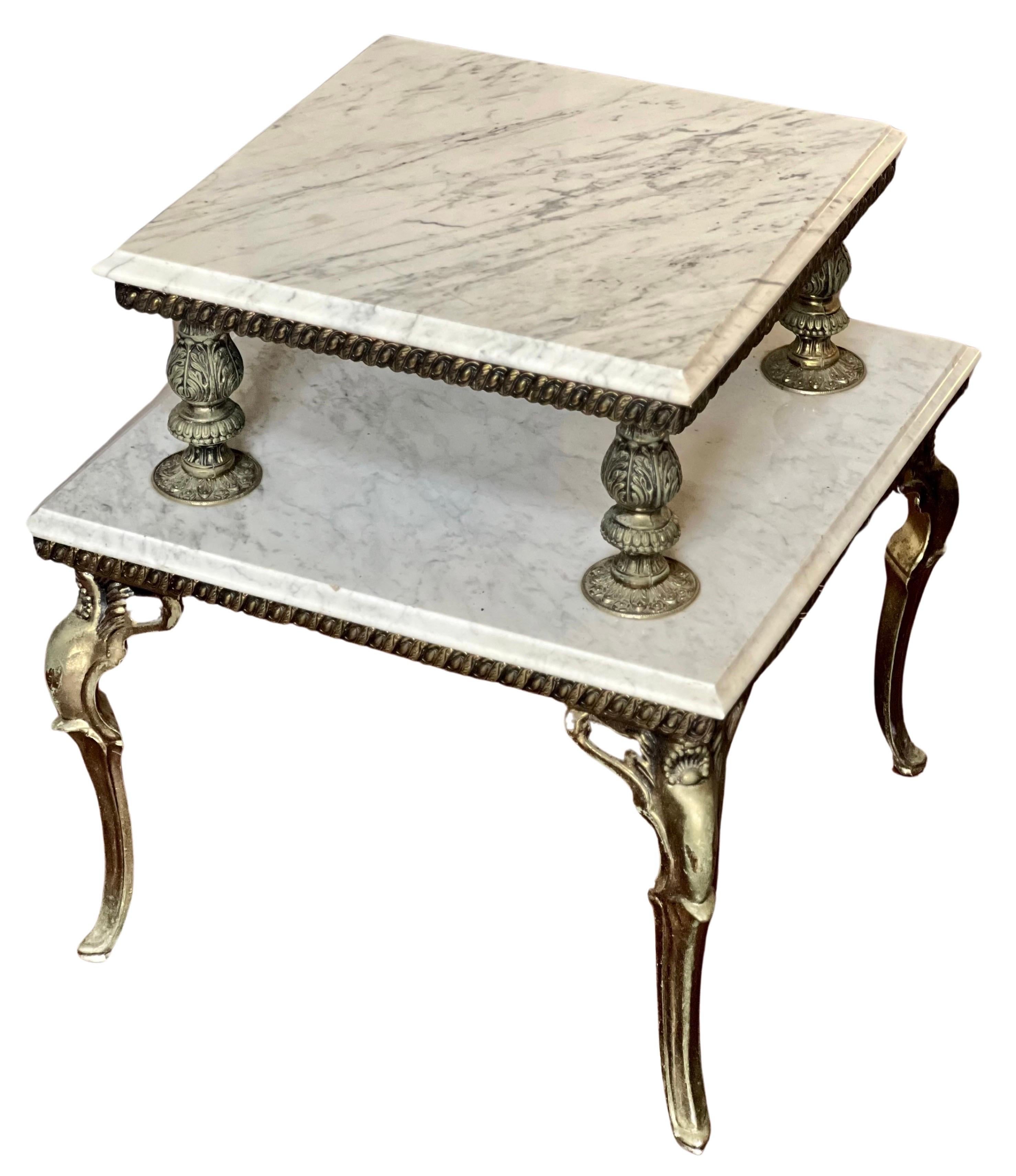 Français Table d'appoint à deux niveaux en laiton doré et marbre Carrera en vente