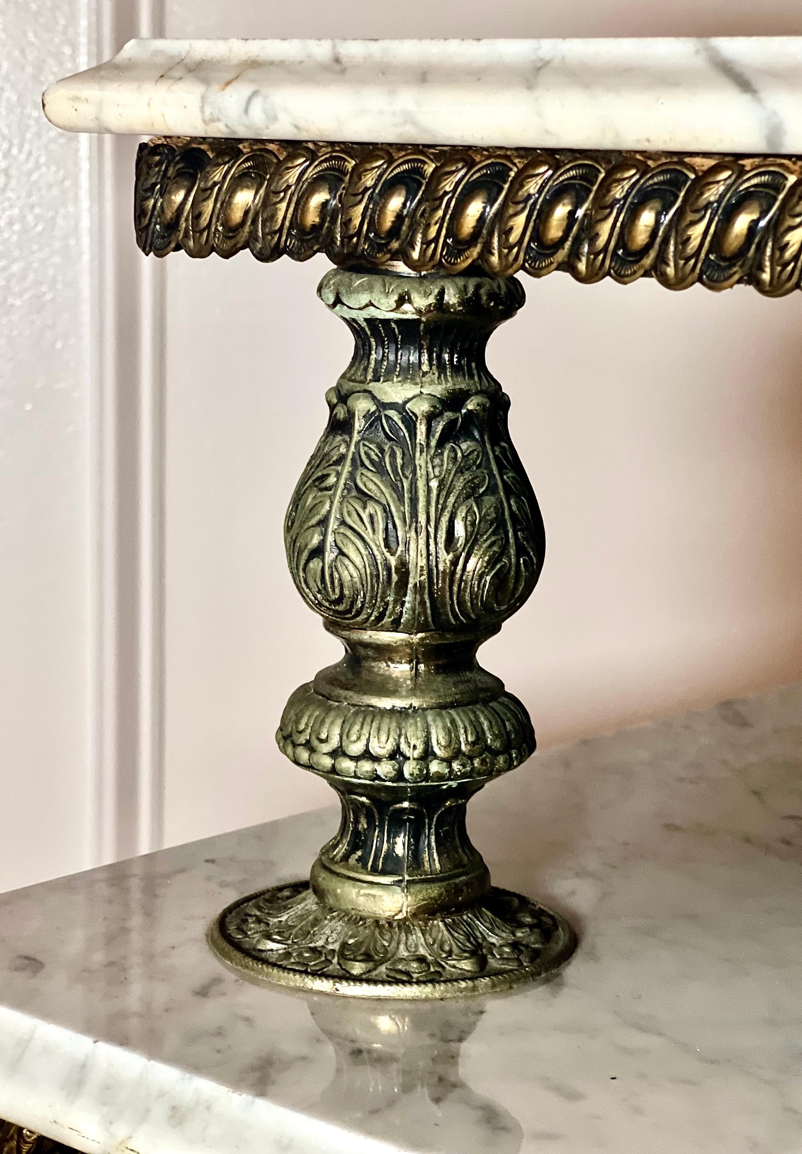 Laiton Table d'appoint à deux niveaux en laiton doré et marbre Carrera en vente