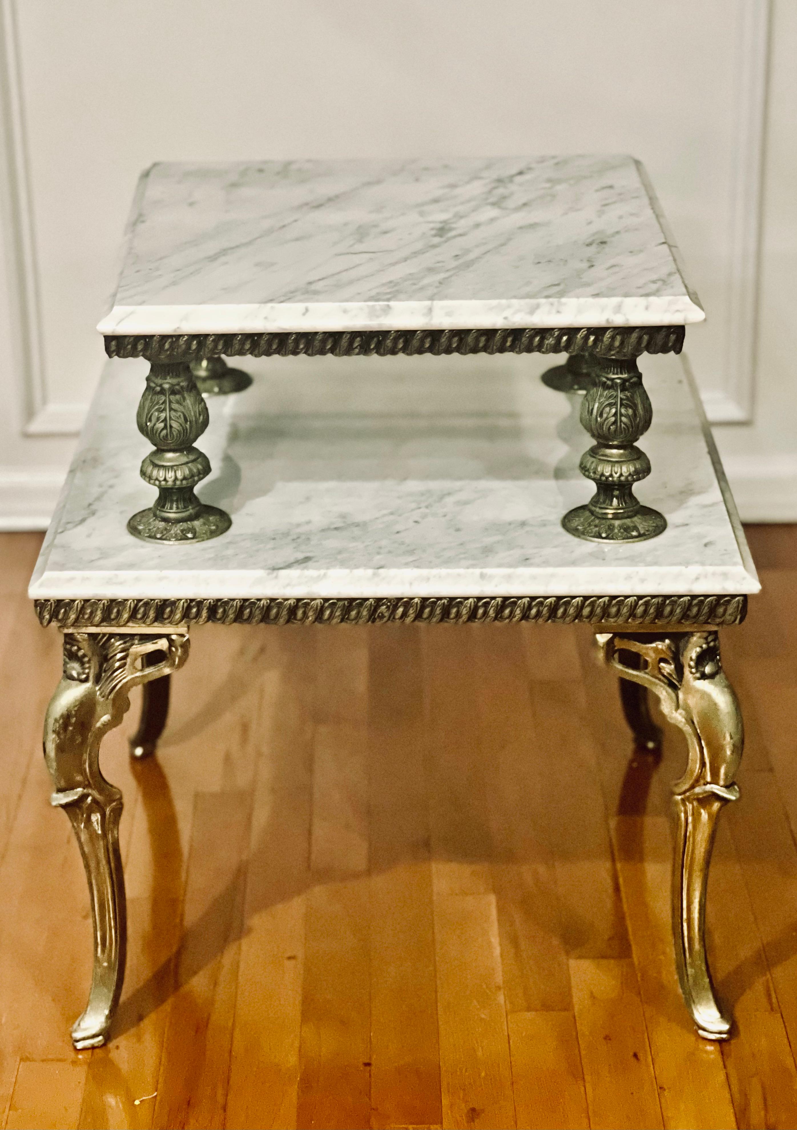 Table d'appoint à deux niveaux en laiton doré et marbre Carrera en vente 2
