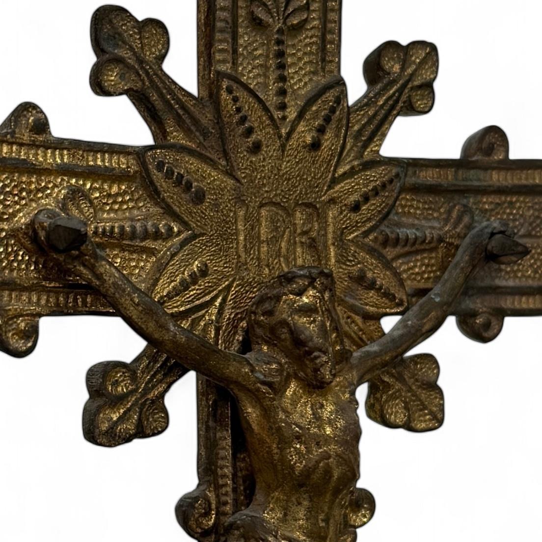French Gilded Bronze Altar Crucifix, 19th Century In Good Condition For Sale In NICE, FR