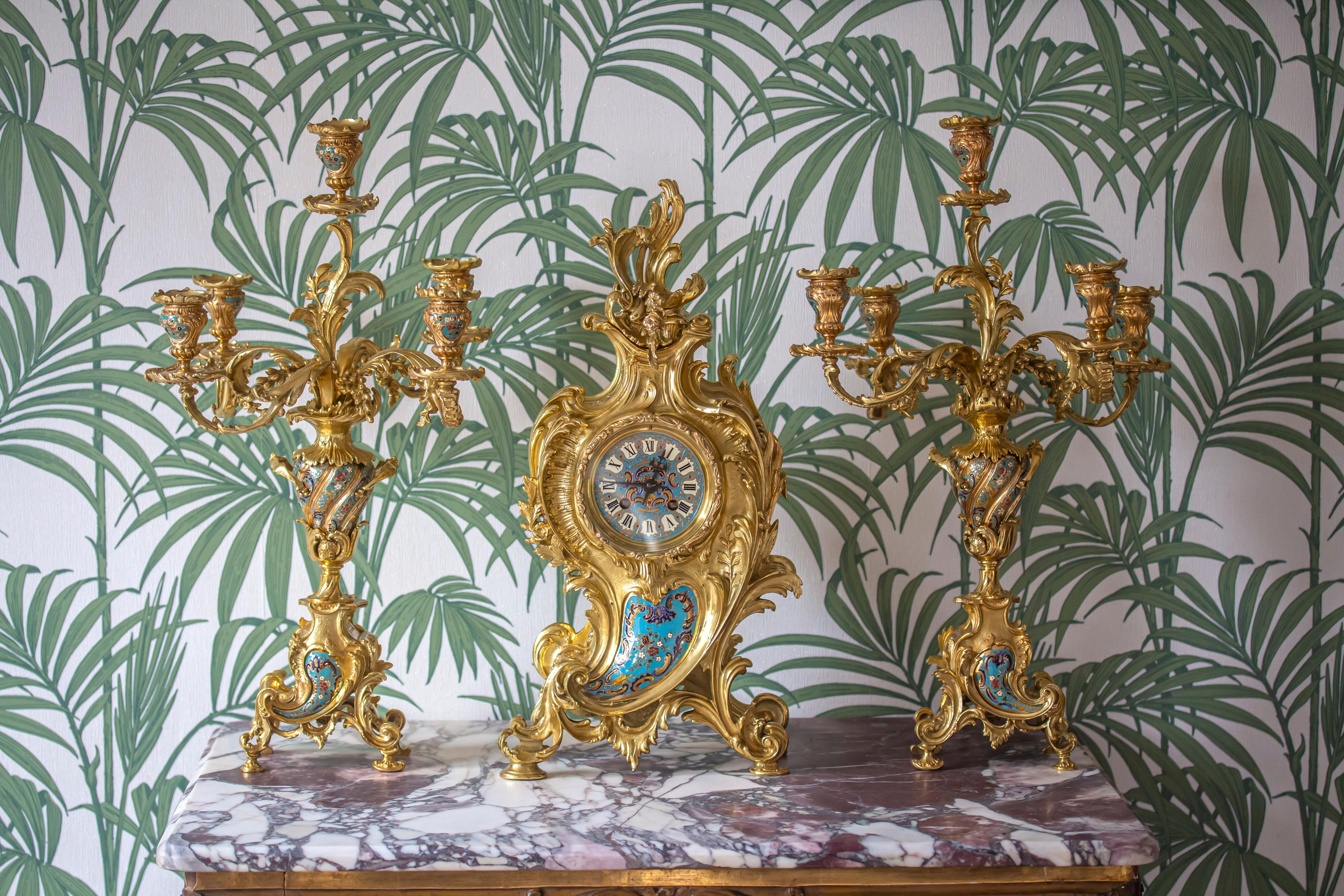 Français Garniture de pendule française dorée et champlevée en vente