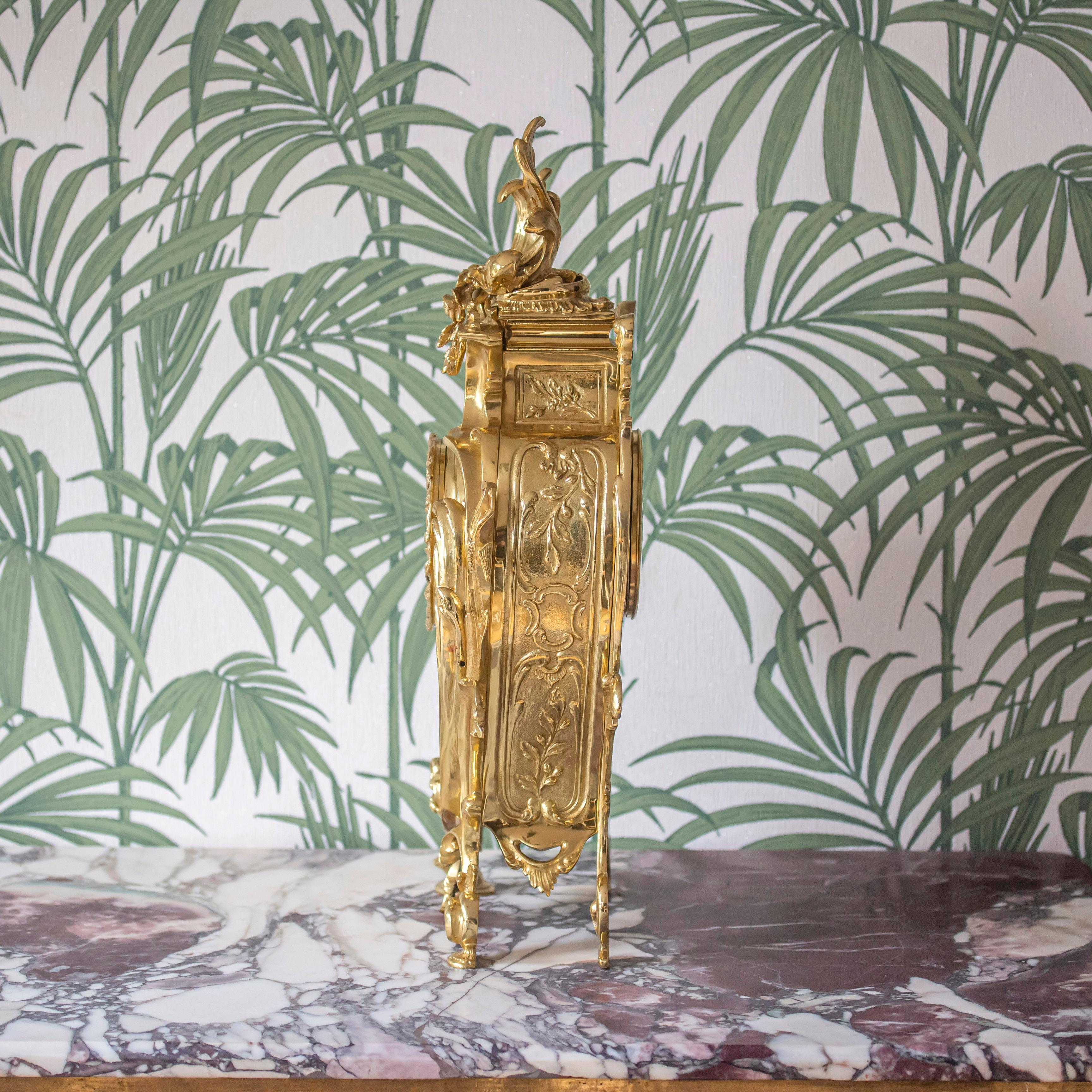 XIXe siècle Garniture de pendule française dorée et champlevée en vente