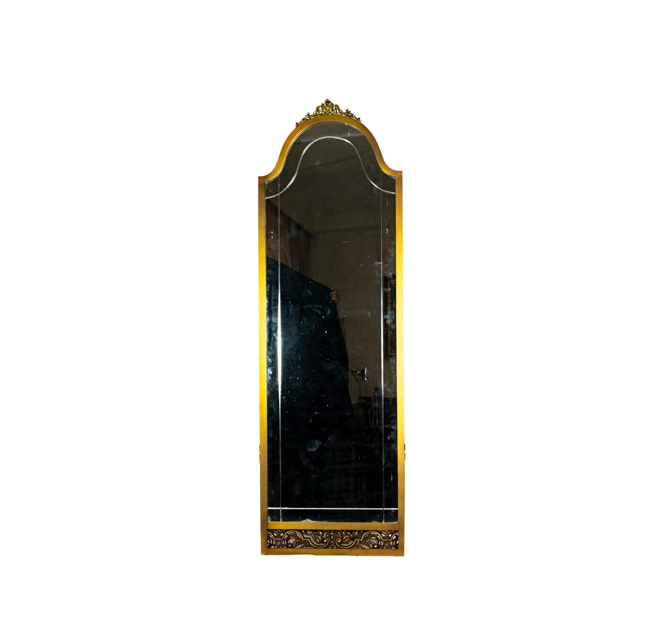 Ce miroir mural doré français allie le raffinement moderne au charme classique du style Louis XV. Son sommet arqué et son écusson orné ajoutent une touche royale, tandis que ses lignes épurées et sa silhouette élancée apportent une touche