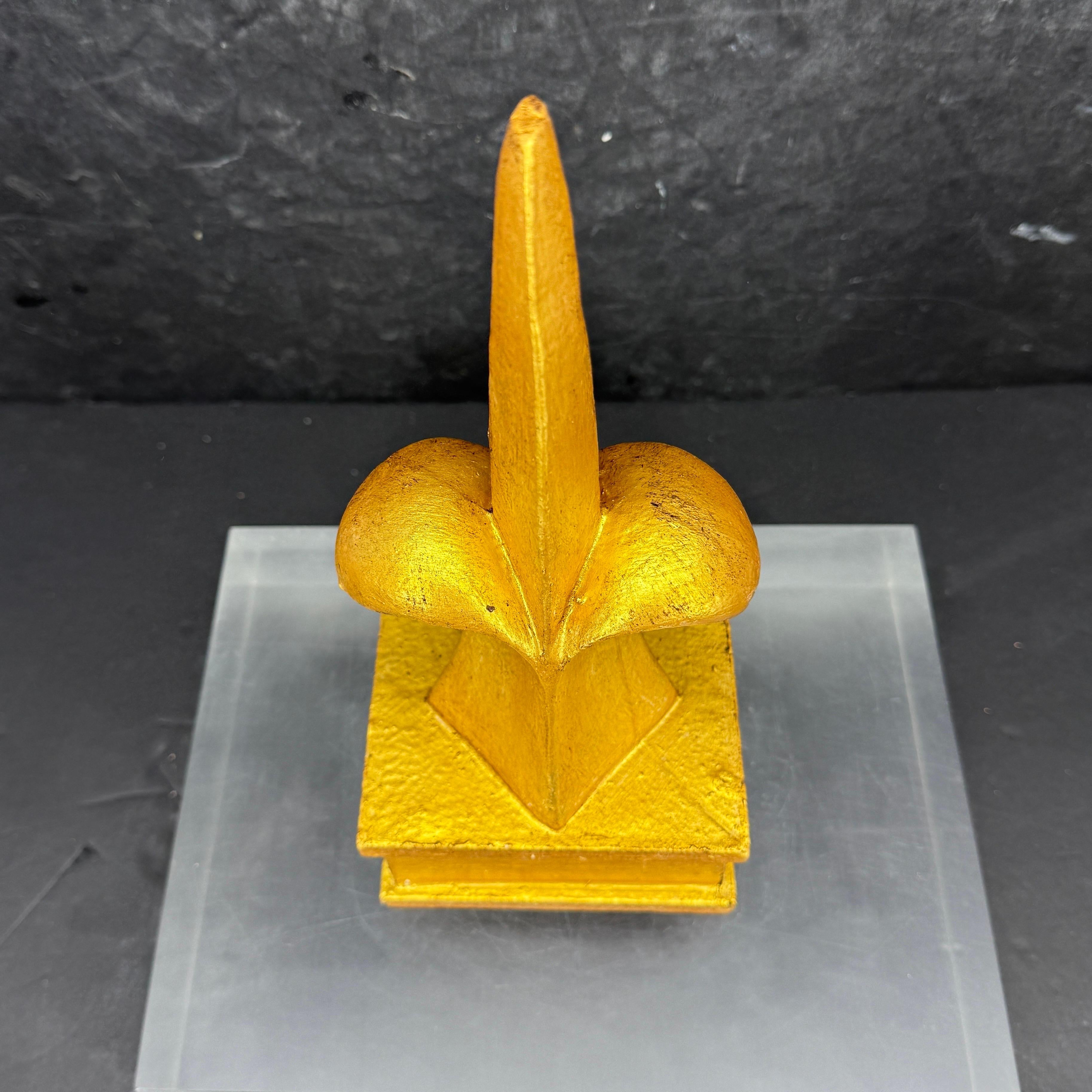 Fatto a mano Oggetto scultura francese in oro dorato Fleur-de-Lis in vendita