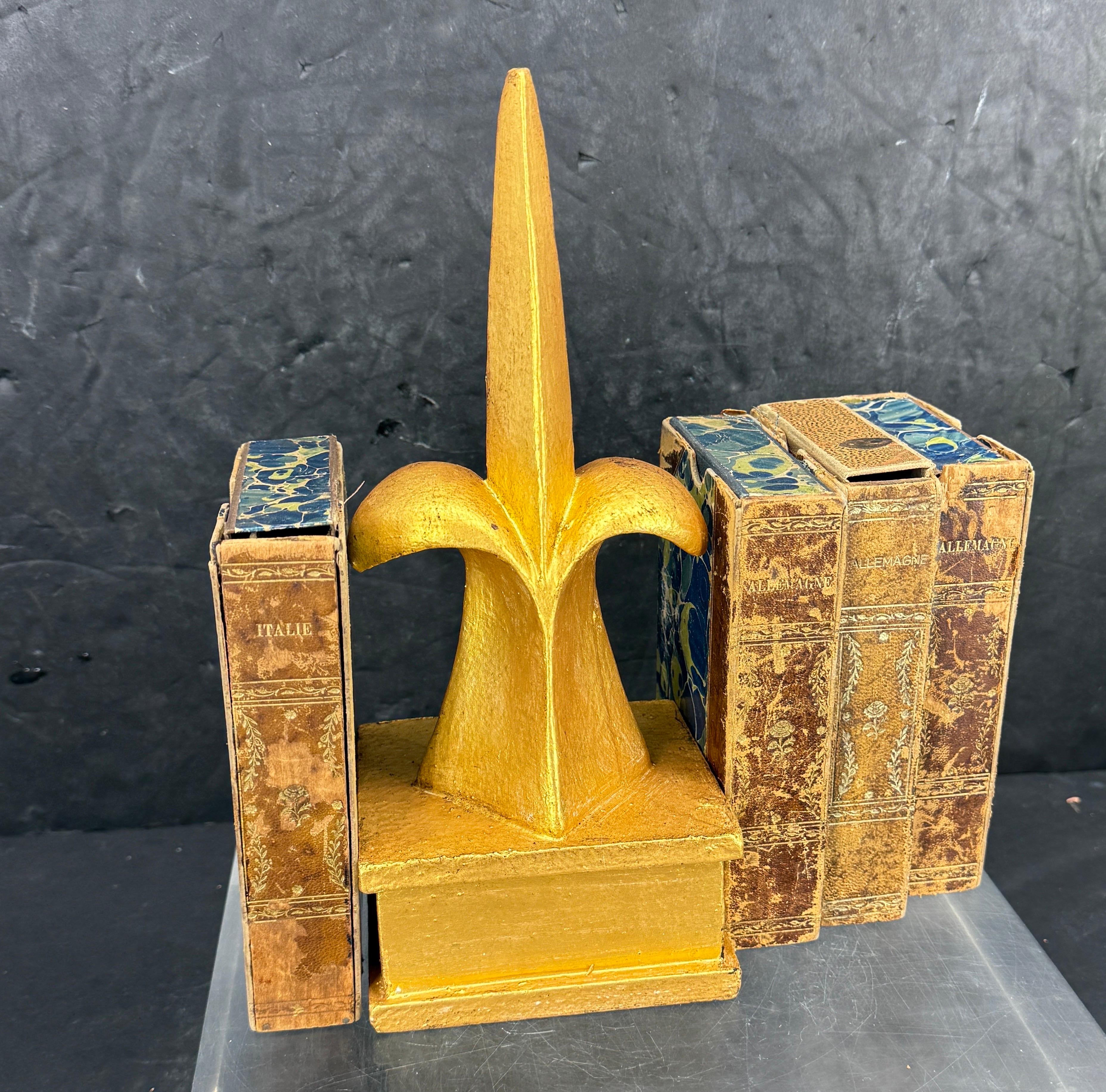 Oggetto scultura francese in oro dorato Fleur-de-Lis In condizioni buone in vendita a Haddonfield, NJ