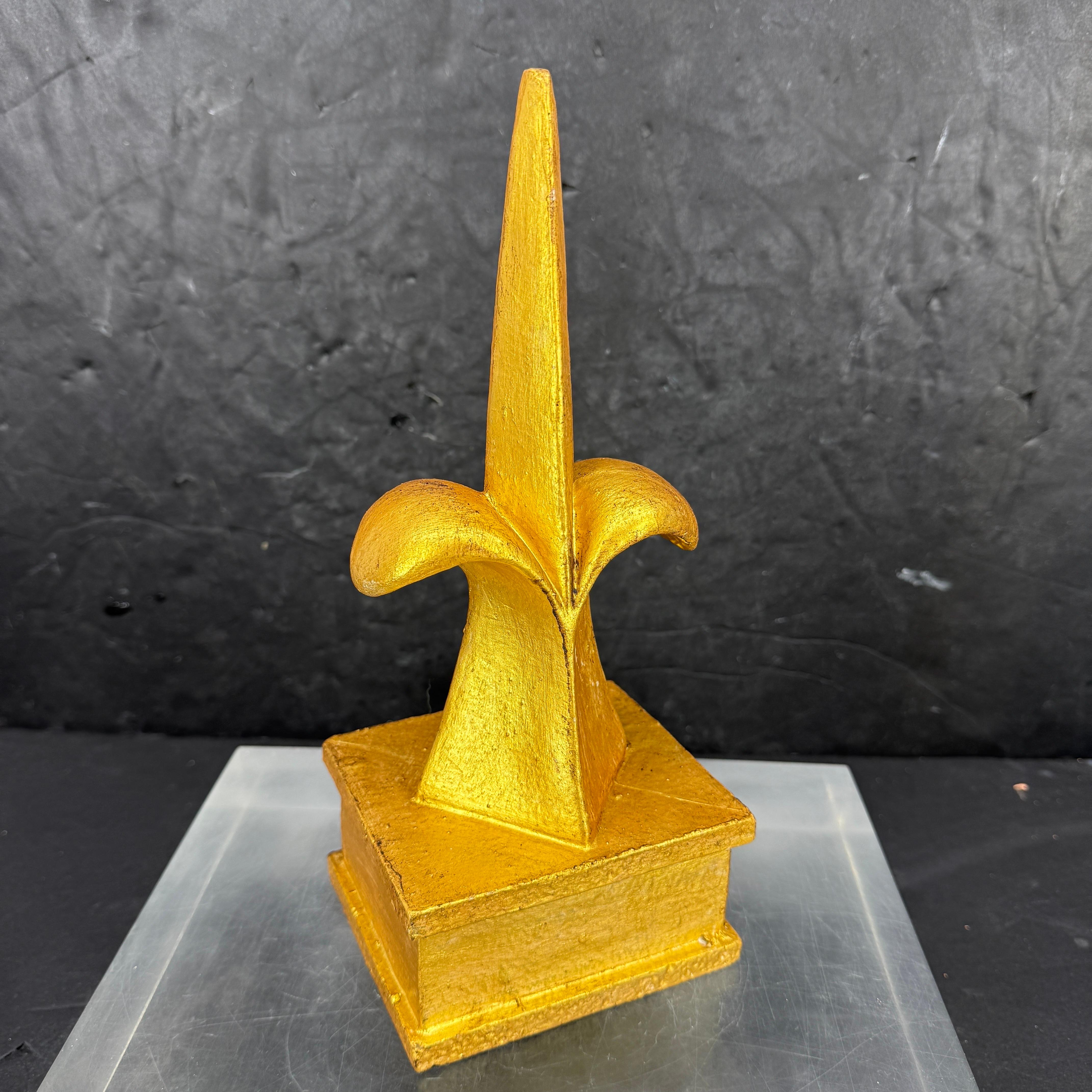 XX secolo Oggetto scultura francese in oro dorato Fleur-de-Lis in vendita