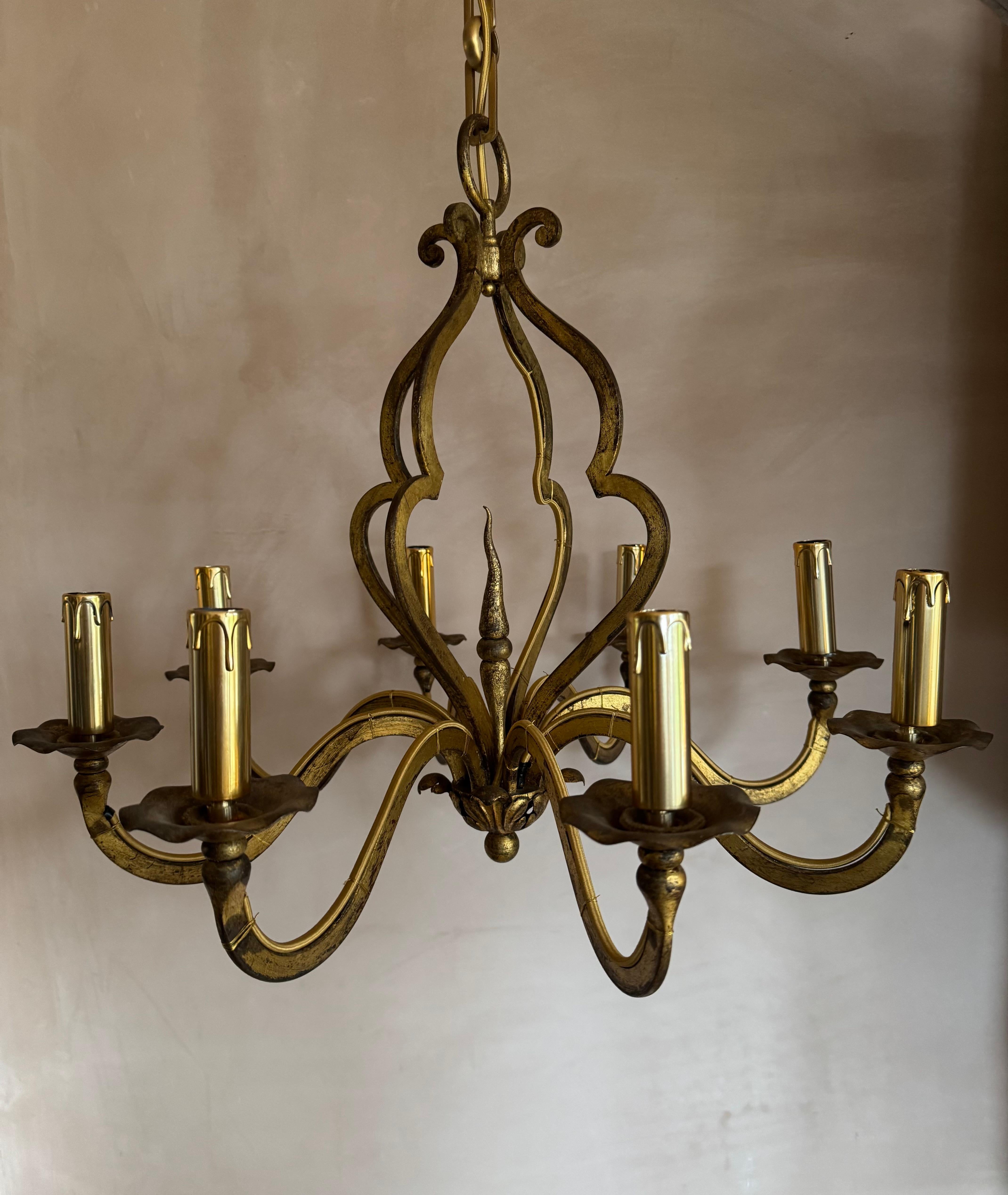 Mid-Century moderno Lampadario francese in ferro dorato della Maison Ramsay in vendita