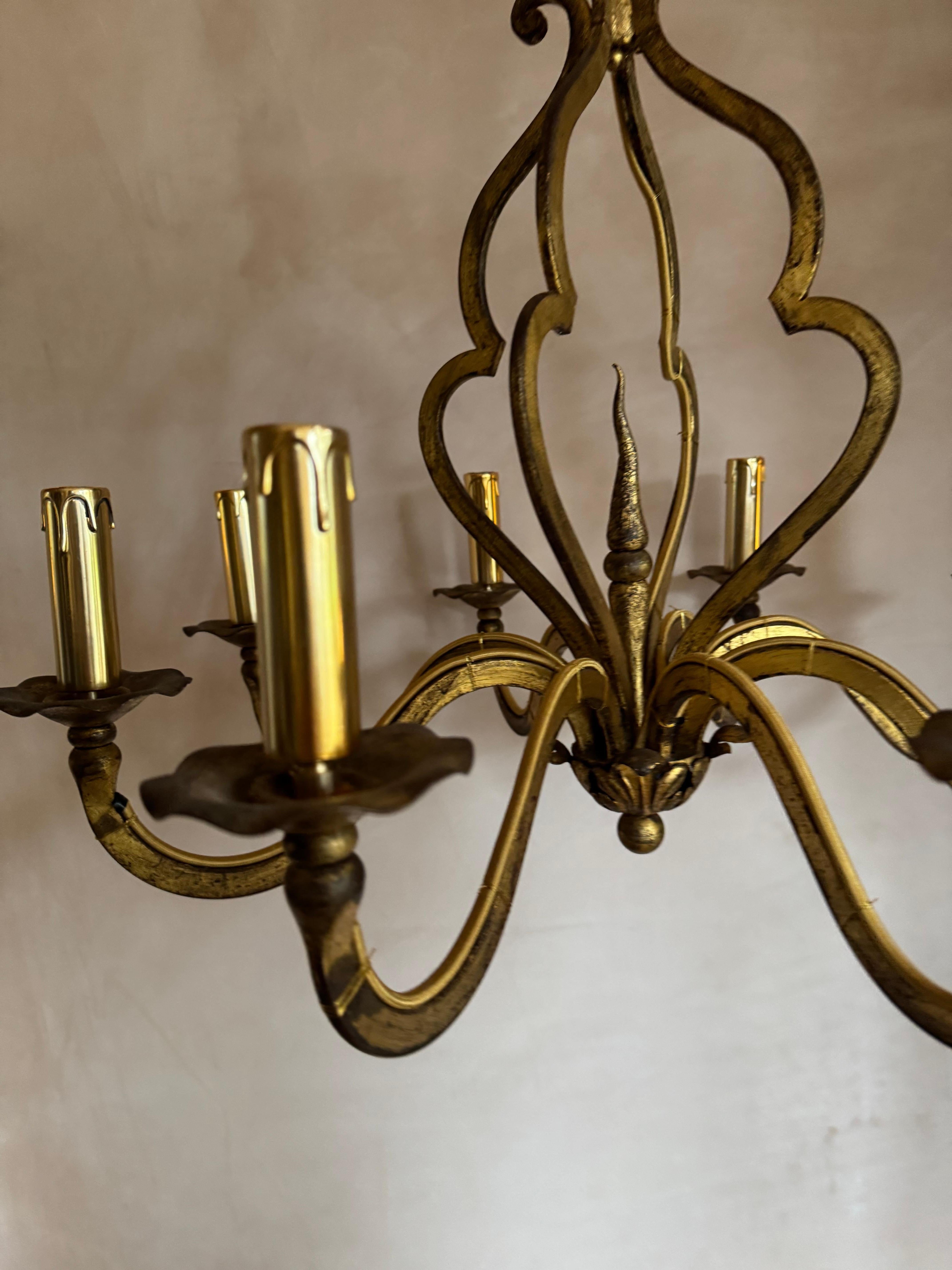 Francese Lampadario francese in ferro dorato della Maison Ramsay in vendita