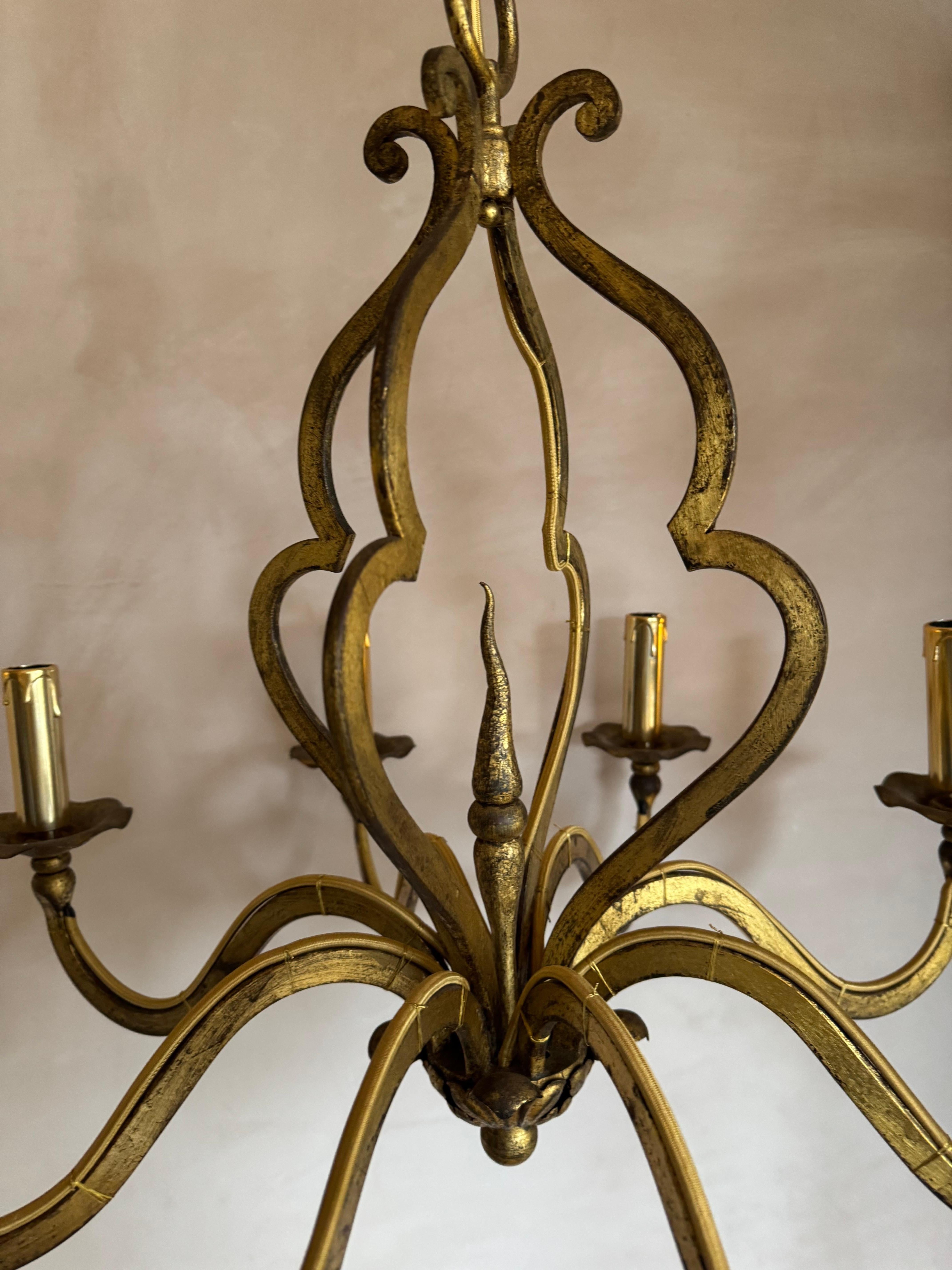 Ferro Lampadario francese in ferro dorato della Maison Ramsay in vendita