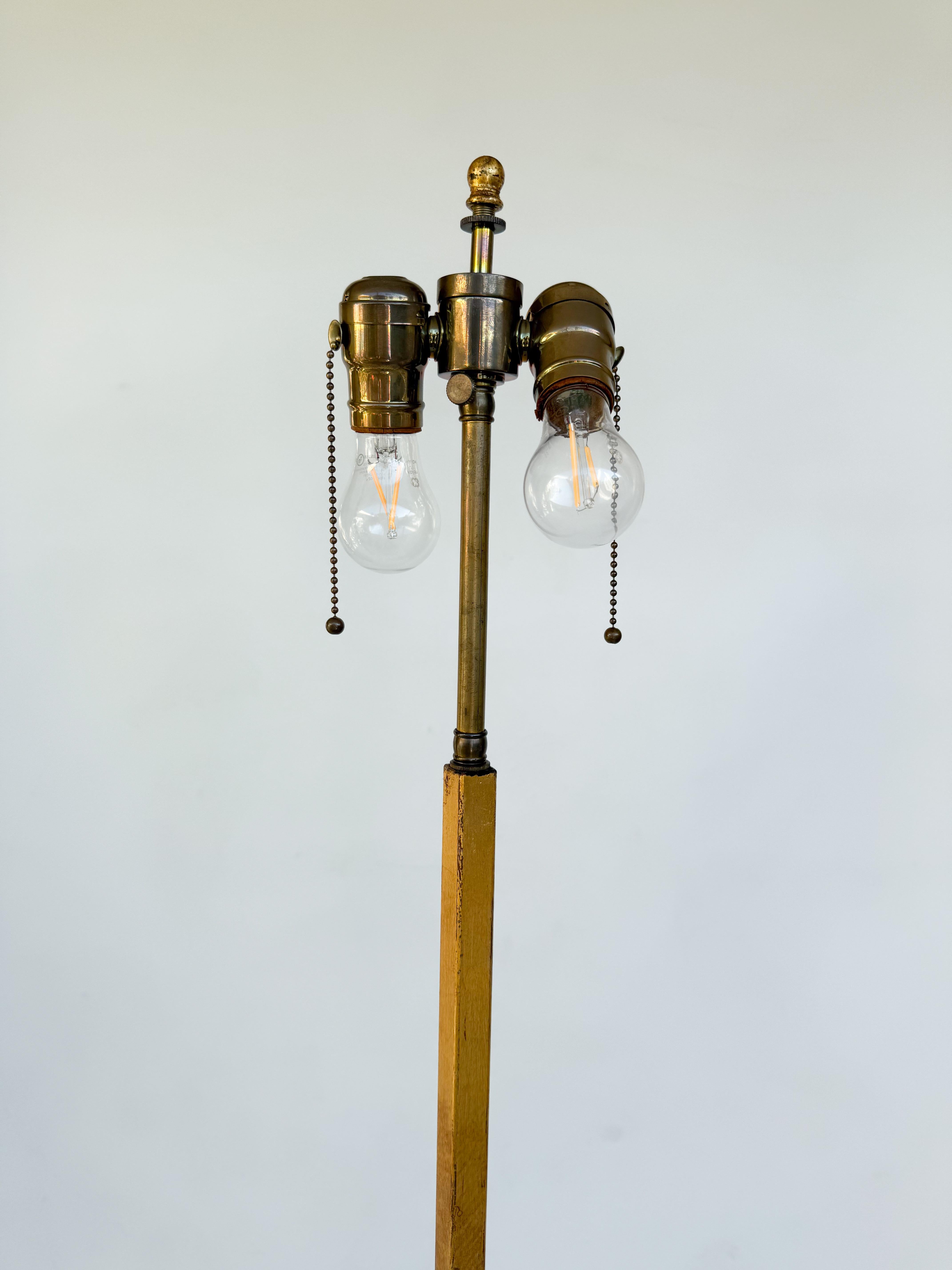 Lampadaire français en fer forgé doré des années 1960 par la Maison Ramsay. 

En très bon état d'origine, avec de légères traces d'usure dues à l'âge. 

Câblé pour les États-Unis, il peut recevoir deux ampoules de 75w Max. 

Dimensions : 63