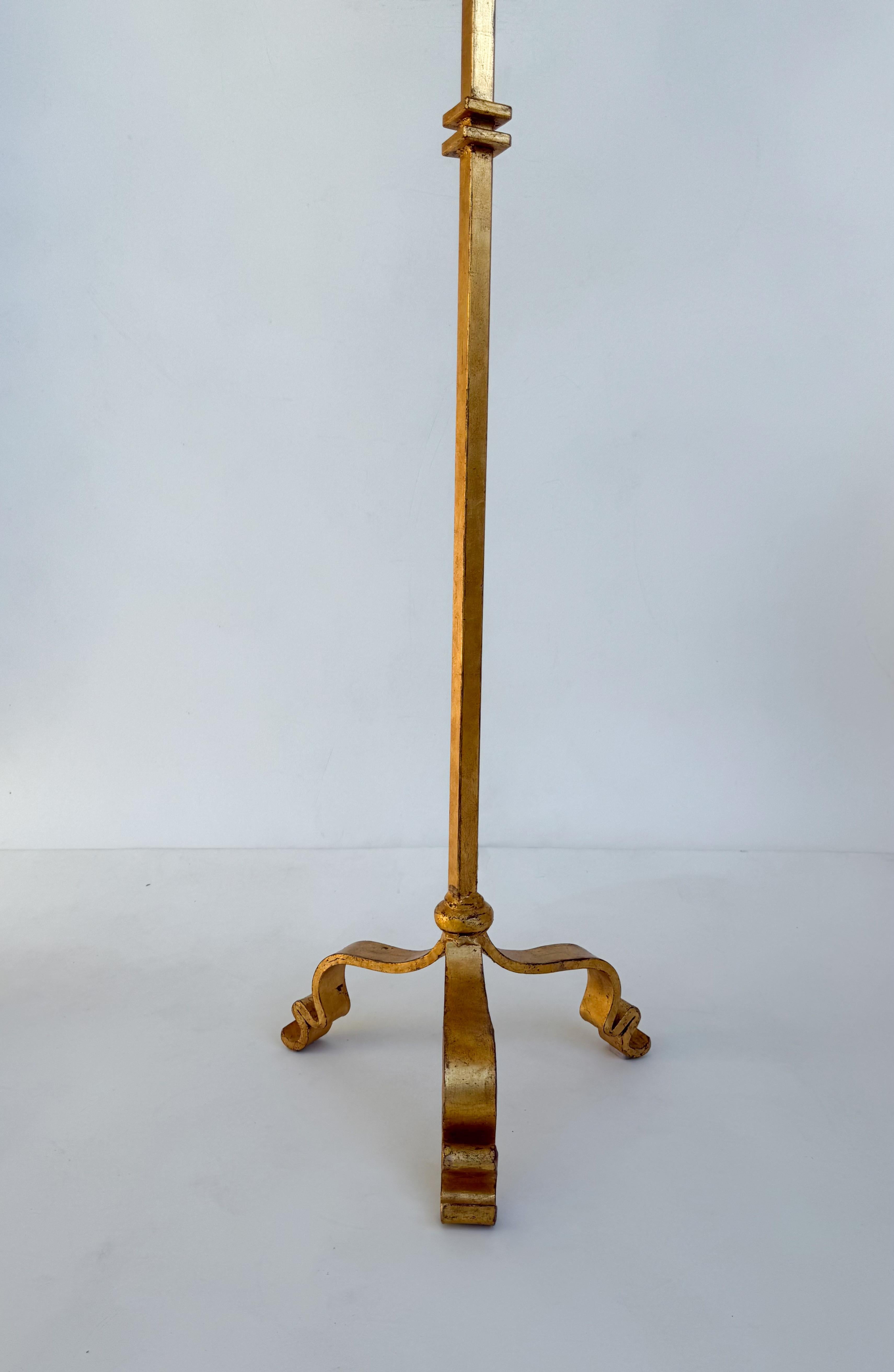 Hollywood Regency Lampadaire français en fer doré par Maison Ramsay en vente