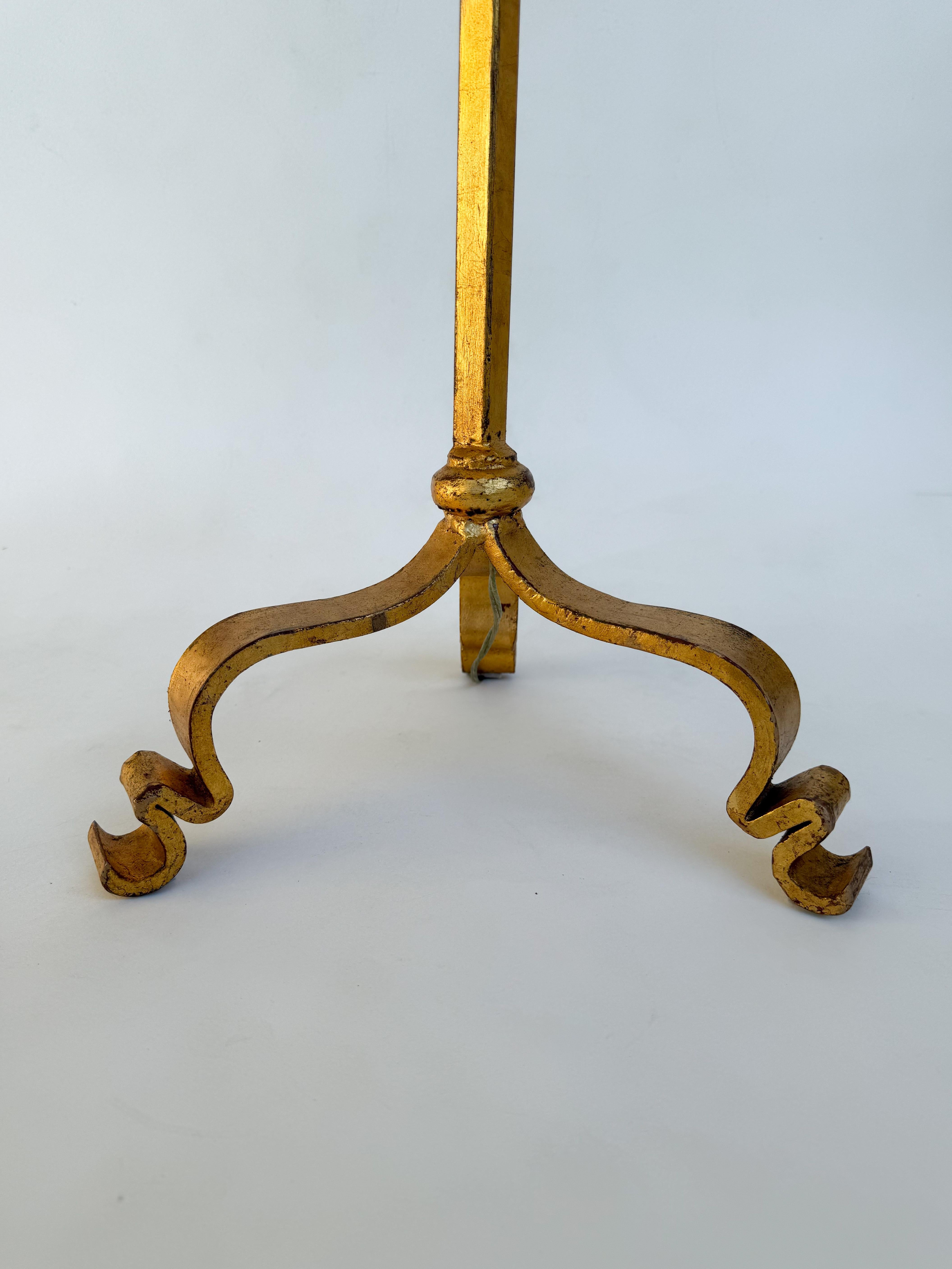 Français Lampadaire français en fer doré par Maison Ramsay en vente