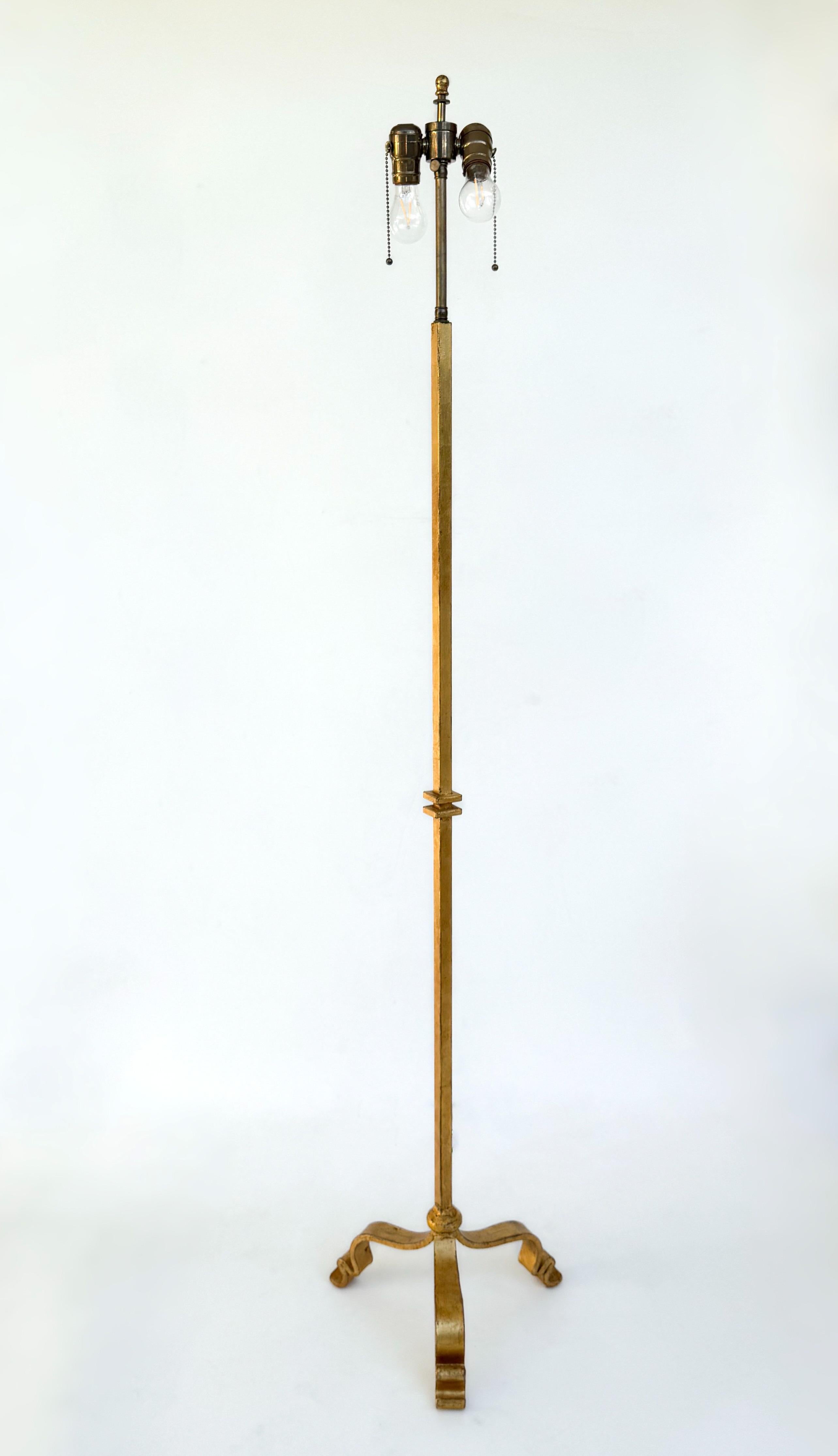 Doré Lampadaire français en fer doré par Maison Ramsay en vente