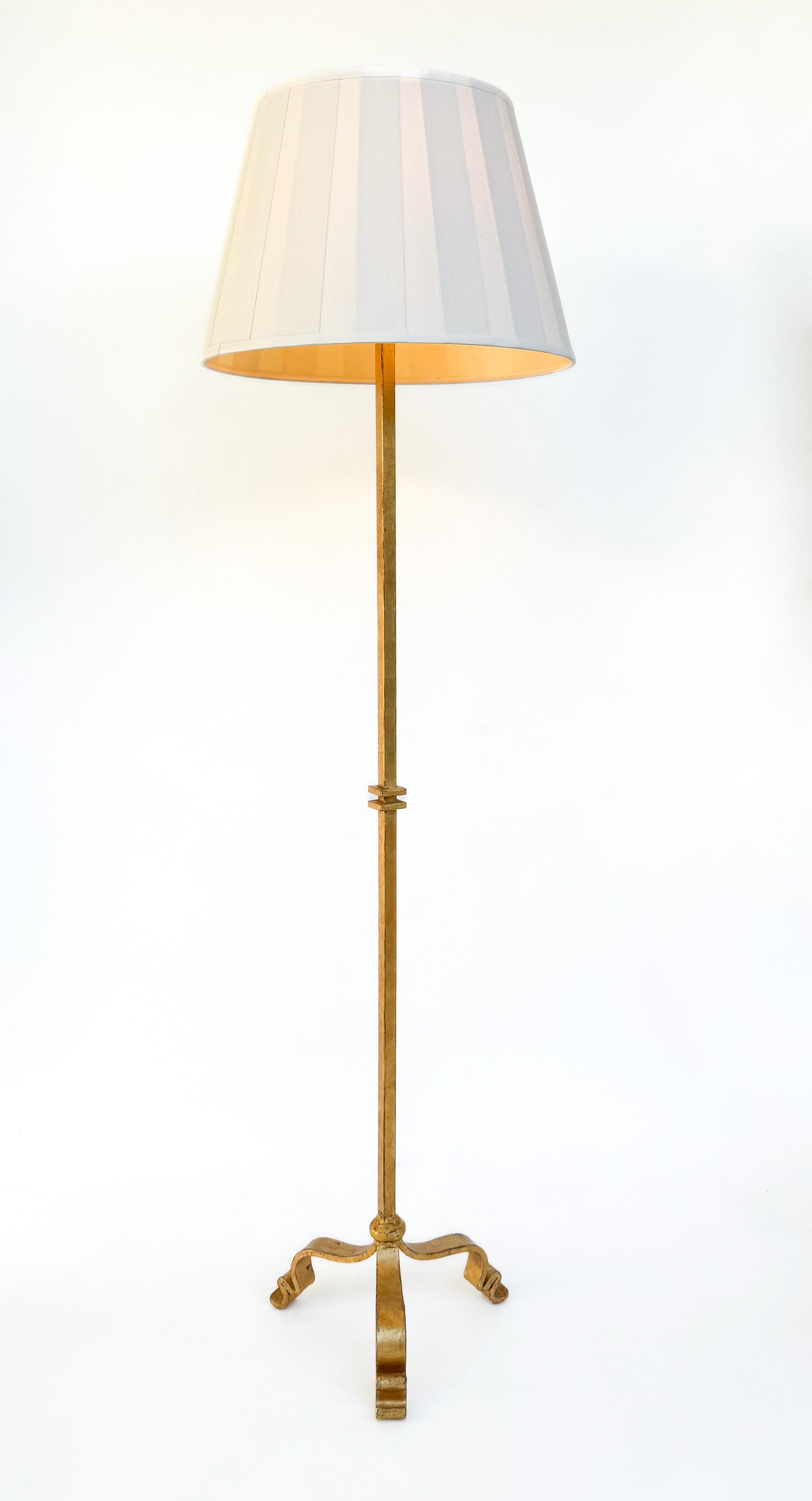 Milieu du XXe siècle Lampadaire français en fer doré par Maison Ramsay en vente