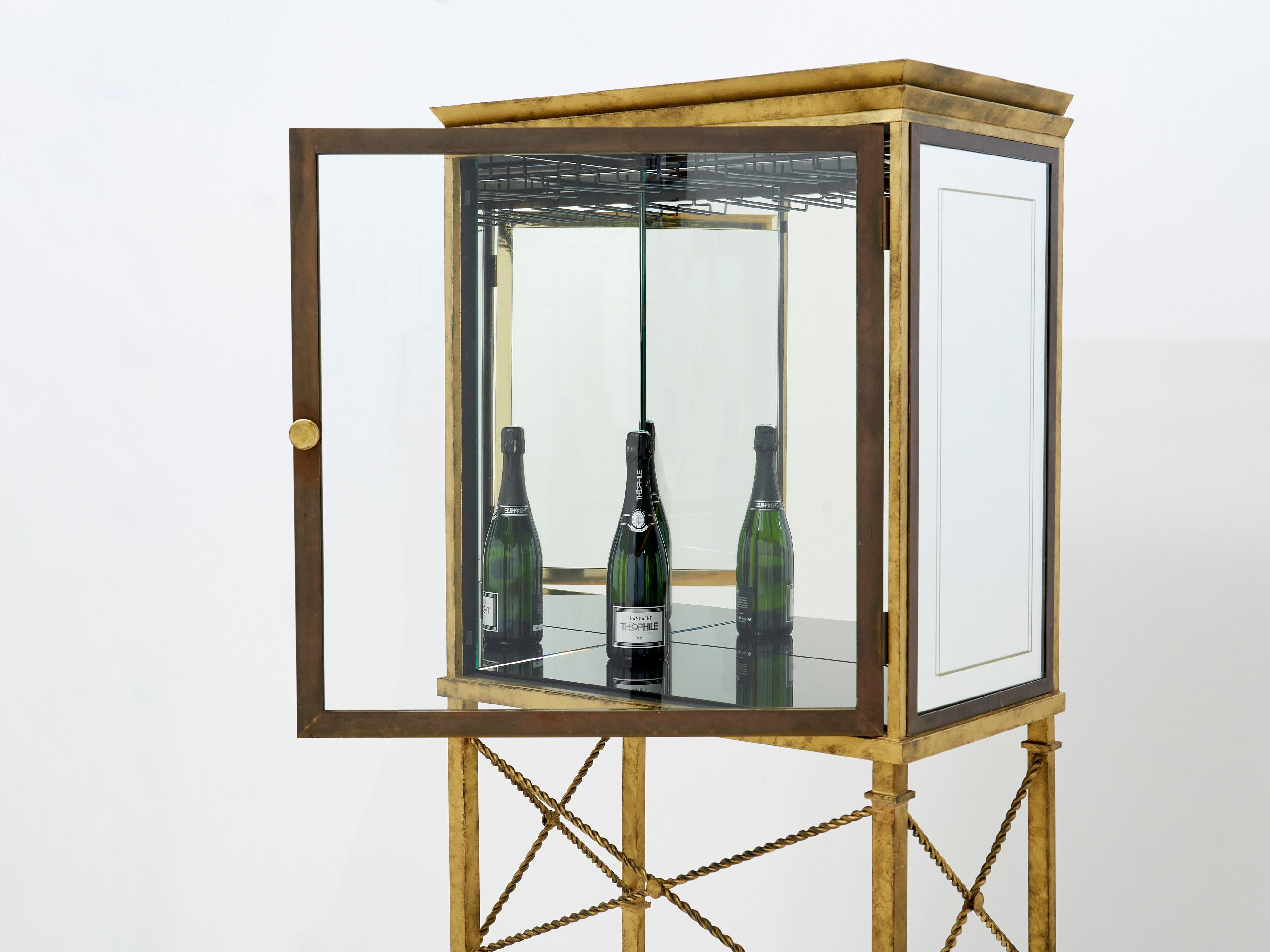 French gilded iron mirrored and brass bar cabinet vitrine 1920s In Good Condition For Sale In Paris, IDF