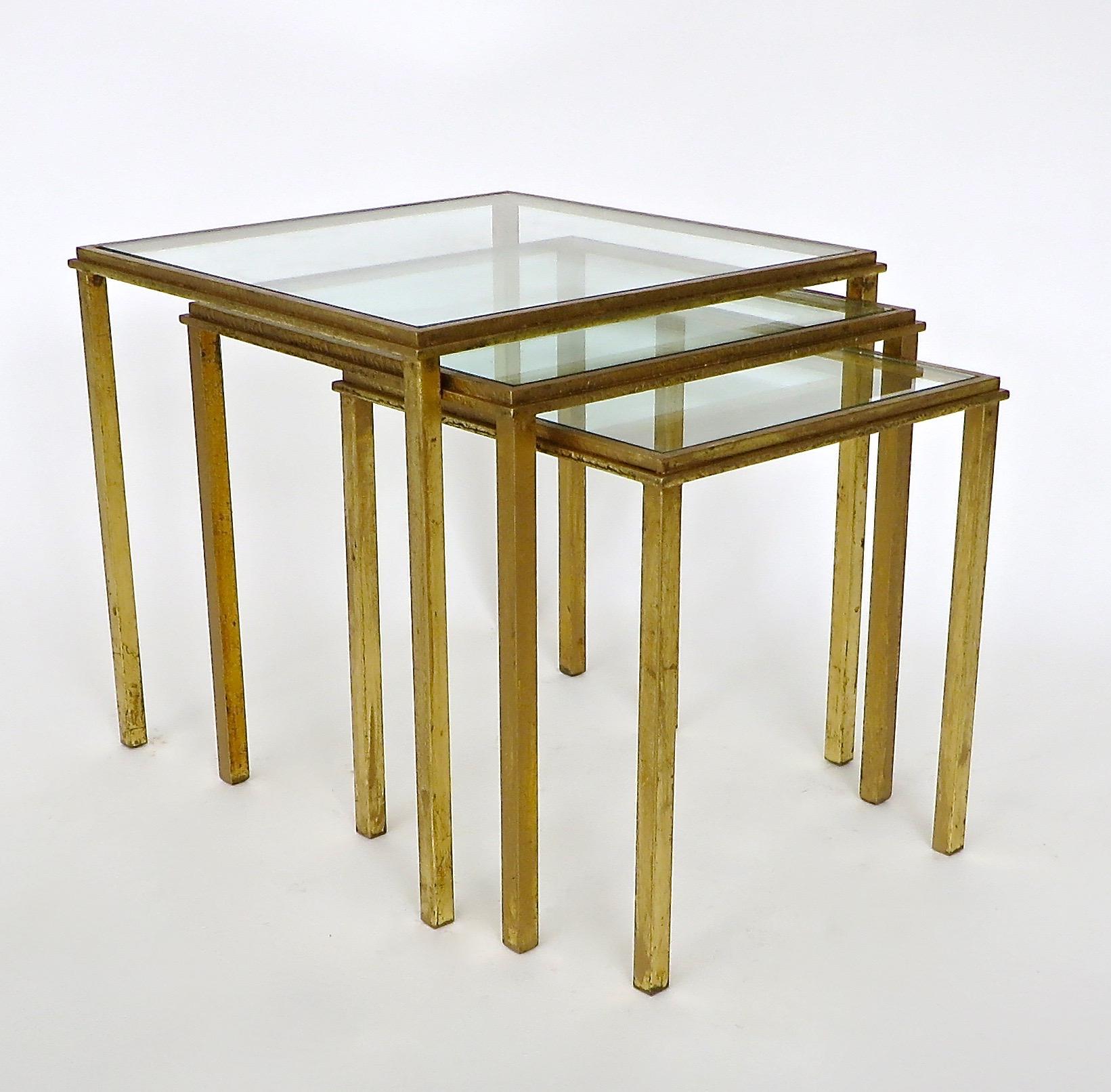 Mid-Century Modern Ensemble de trois tables gigognes en fer doré de Roger Thibier, France, datant d'environ 1960 en vente