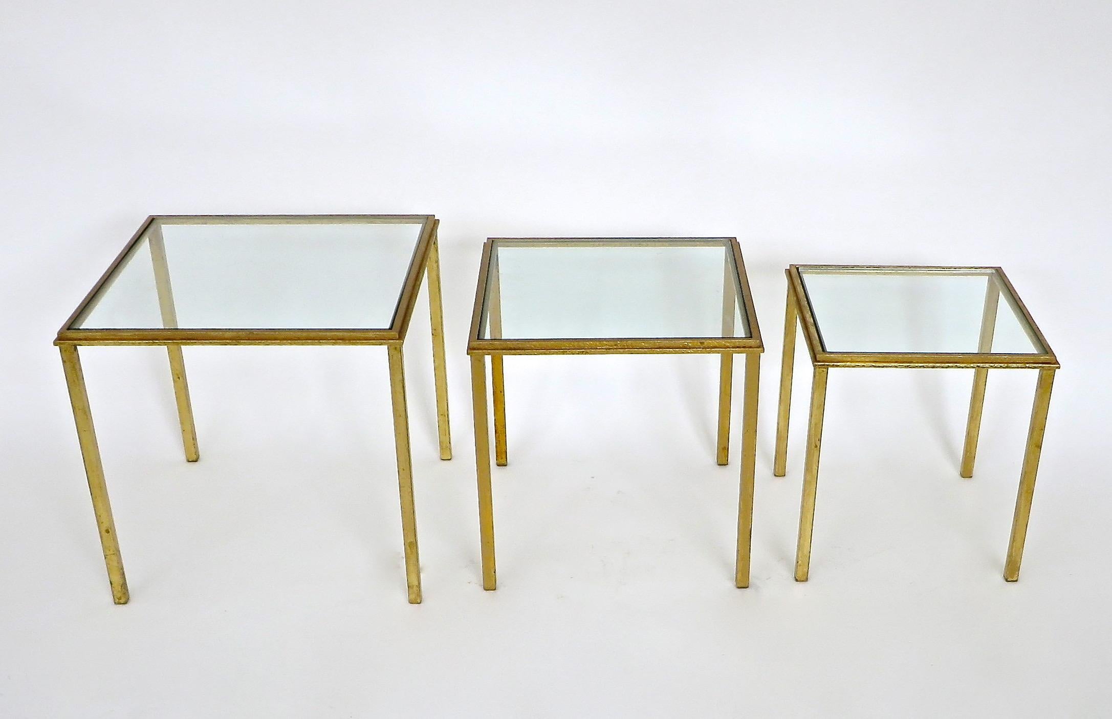 Ensemble de trois tables gigognes en fer doré de Roger Thibier, France, datant d'environ 1960 Bon état - En vente à Chicago, IL