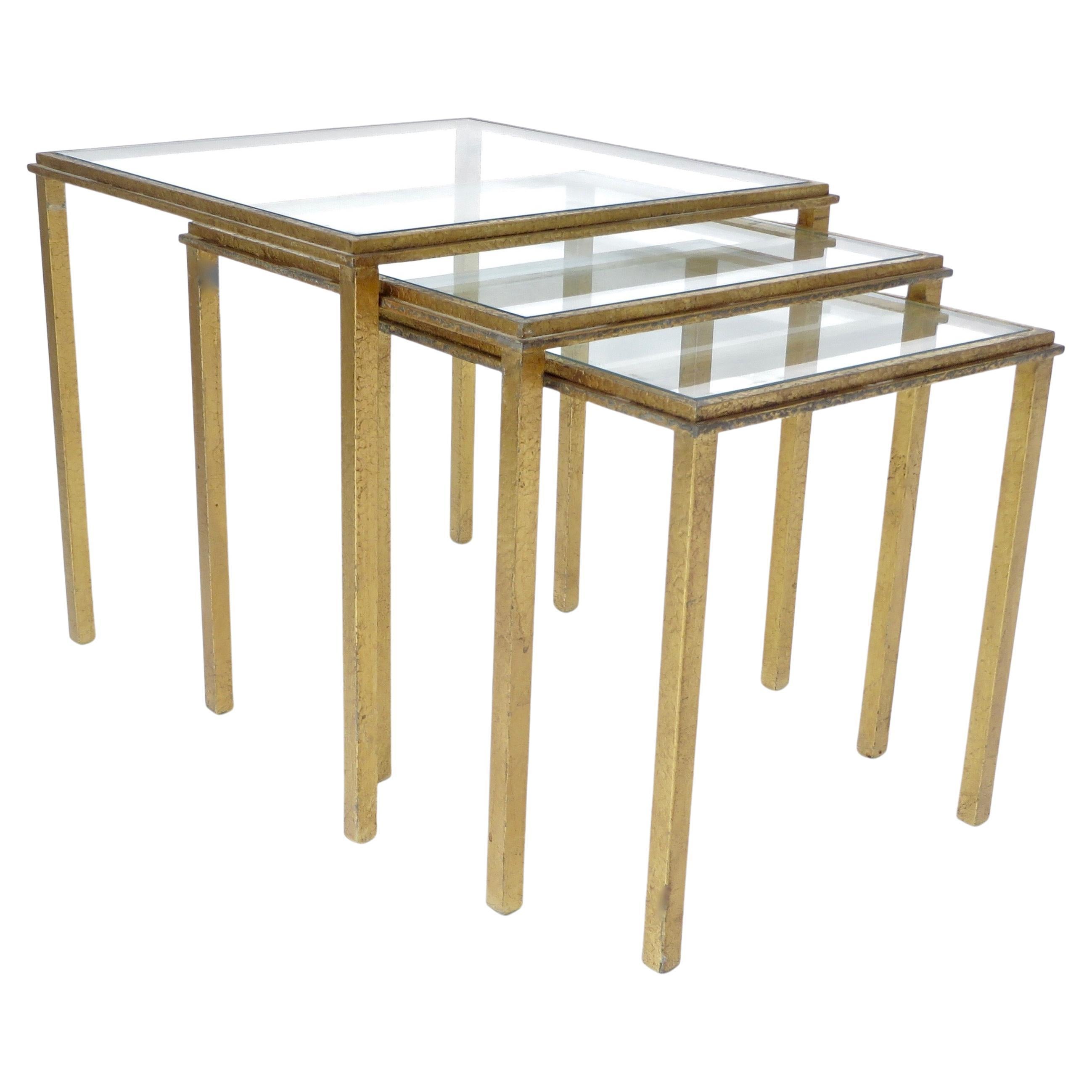Ensemble de trois tables gigognes en fer doré de Roger Thibier, France, datant d'environ 1960 en vente