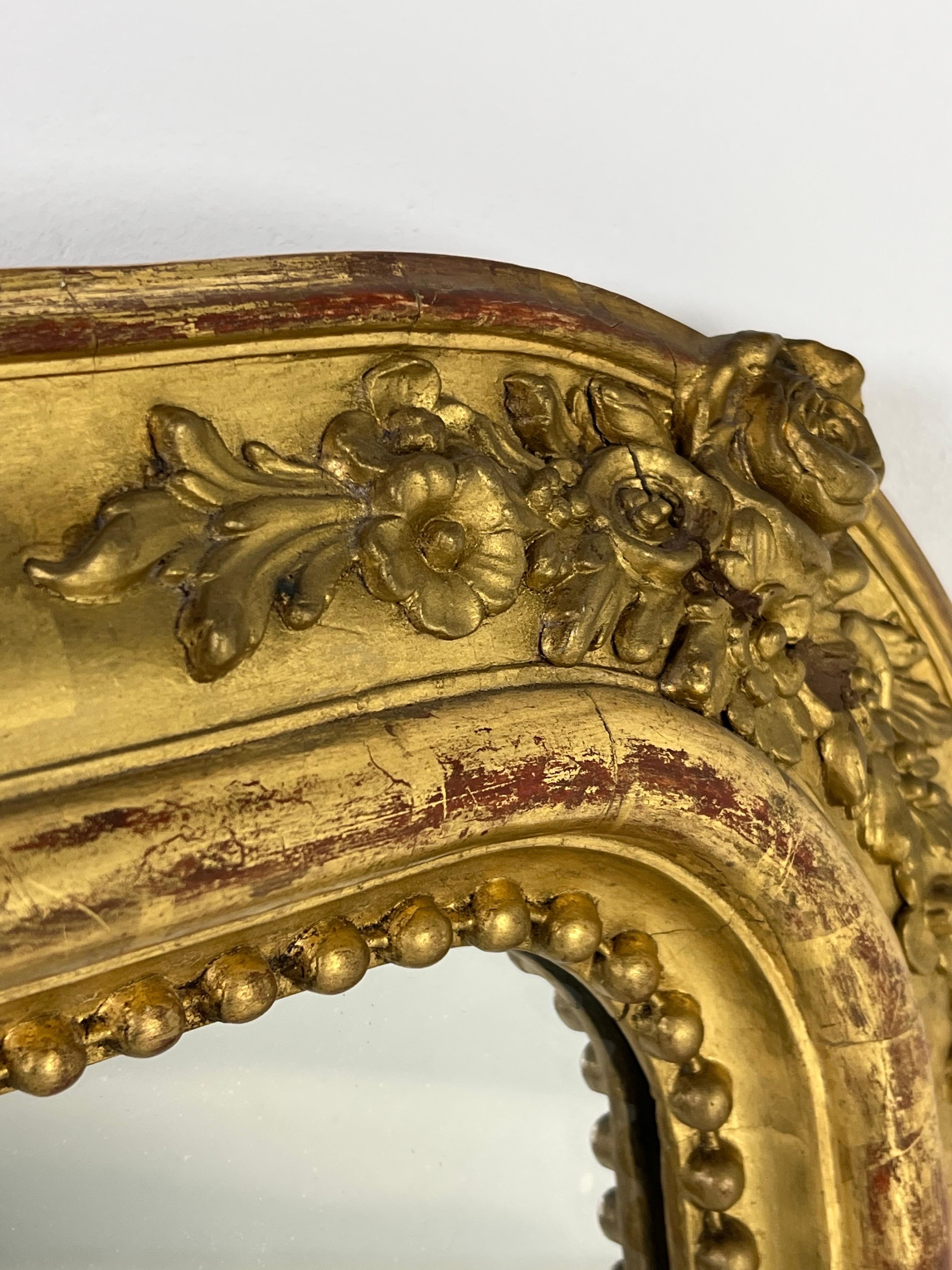 Espejo antiguo francés dorado muy chulo. Data del siglo XIX y es originaria de Francia. ¡El espejo está en un estado excepcional! El cristal está ligeramente erosionado.

Dimensiones: 152Al x 94An