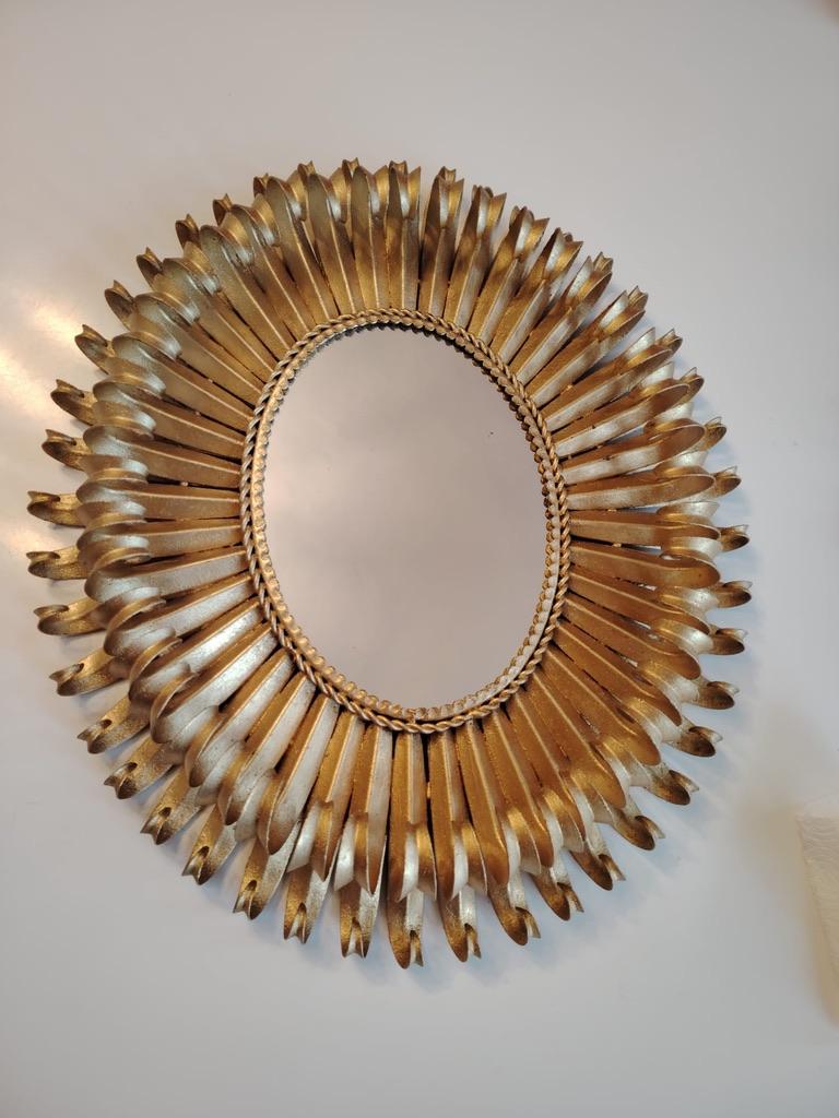 Specchio da parete ovale, legno, dipinto in oro, anni '50, Francia. Specchio da parete con superficie a specchio ovale e a forma di sole 