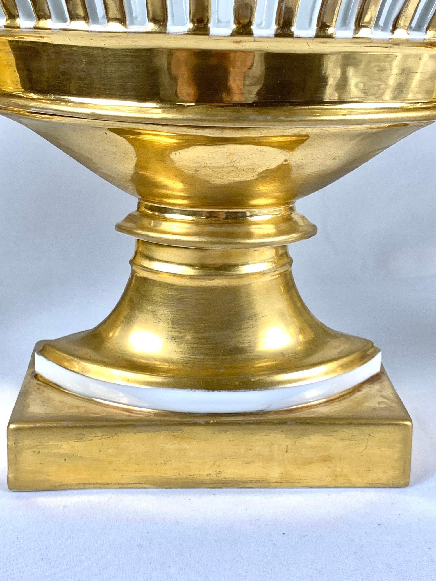 Vergoldeter Pariser Porzellan-Tafelaufsatz aus vergoldetem Porzellan mit vergoldeten Pariser Porzellanvasen, Paar (19. Jahrhundert) im Angebot