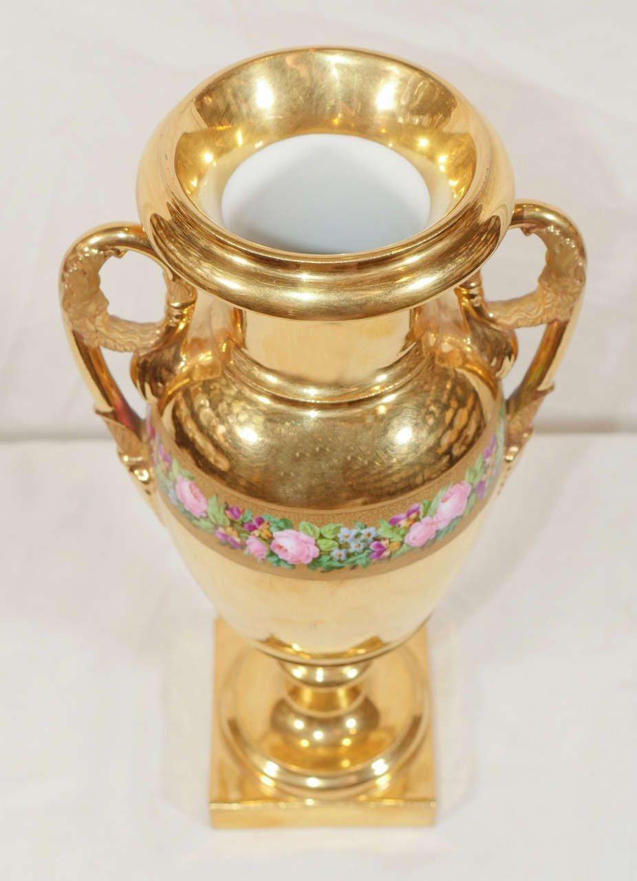 Centre de table en porcelaine de Paris dorée avec paire de vases en porcelaine de Paris dorés en vente 1