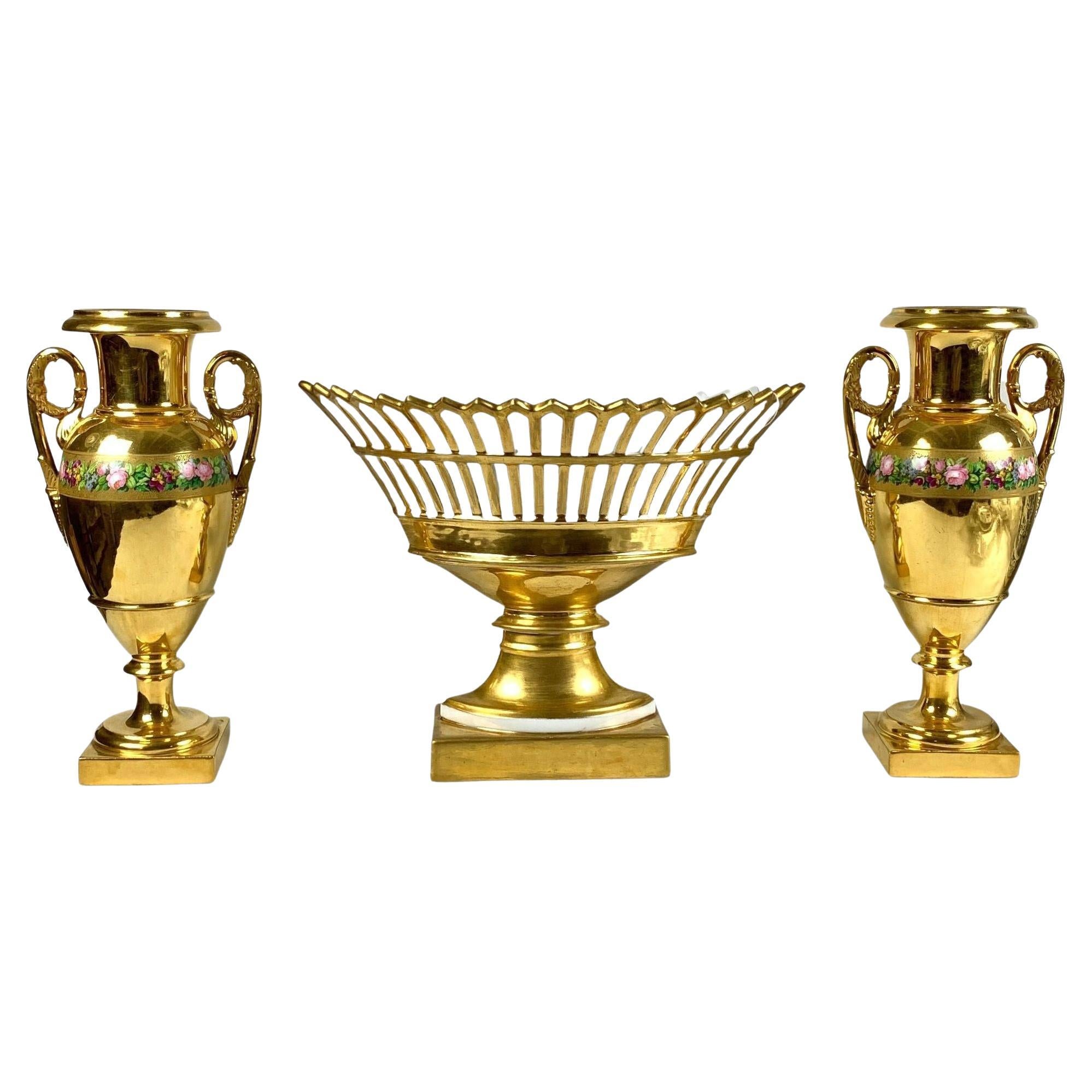 Centre de table en porcelaine de Paris dorée avec paire de vases en porcelaine de Paris dorés en vente