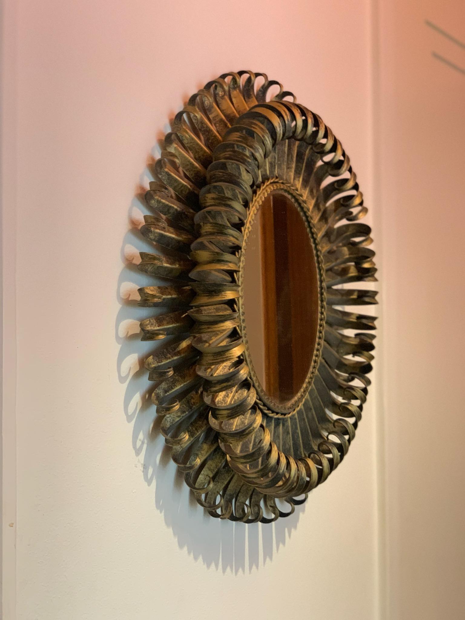 Französischer Spiegel aus vergoldetem Starburst-Eisen, Mitte des 19. Jahrhunderts.  (Hollywood Regency) im Angebot