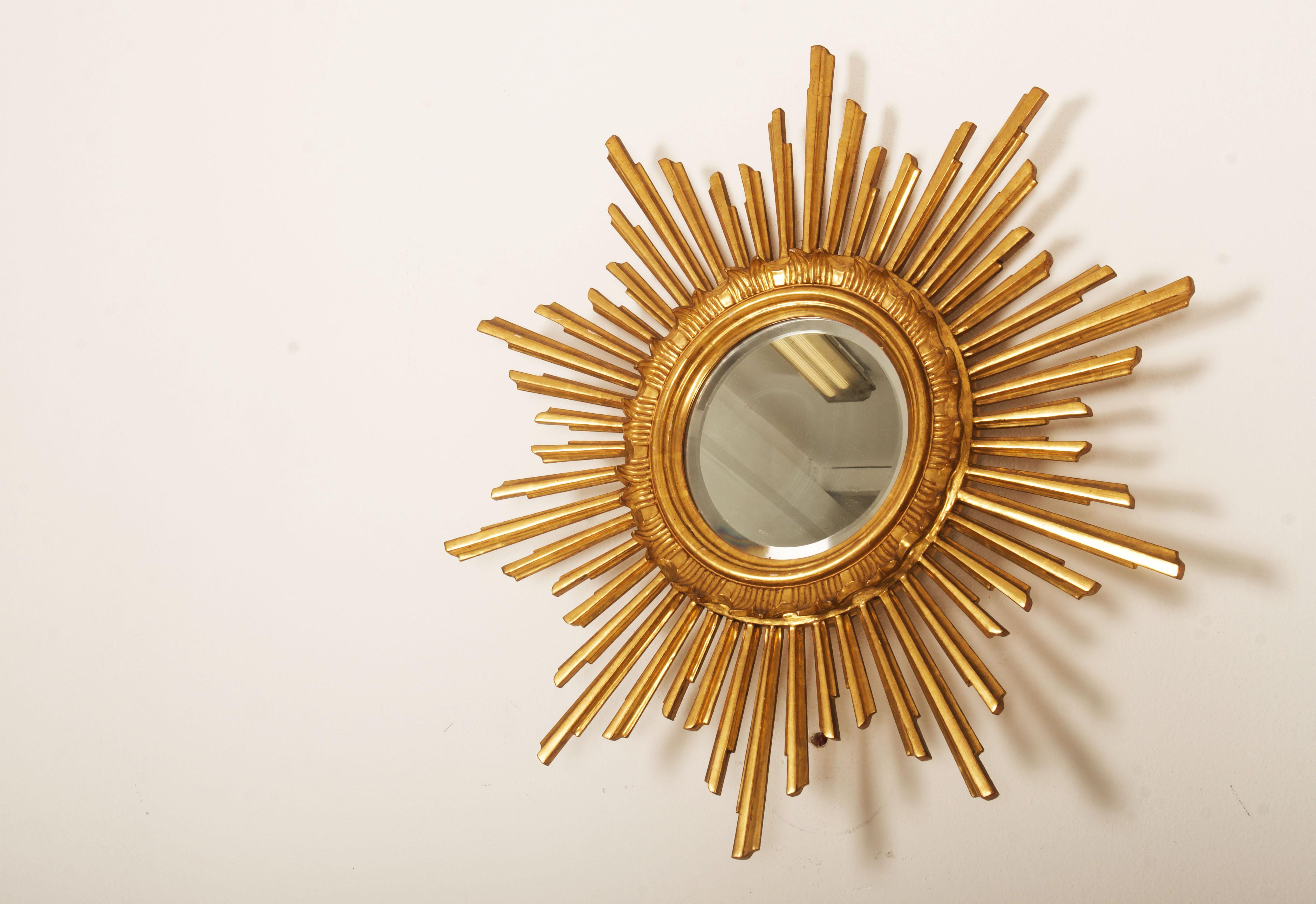 Specchio da parete, legno, vetro 20 cm, anni '50, Francia. Specchio da parete con specchio rotondo con superficie e cornice a forma di sole in legno dipinto d'oro, con dispositivo di sospensione sul retro, D.69cm, D.3cm.