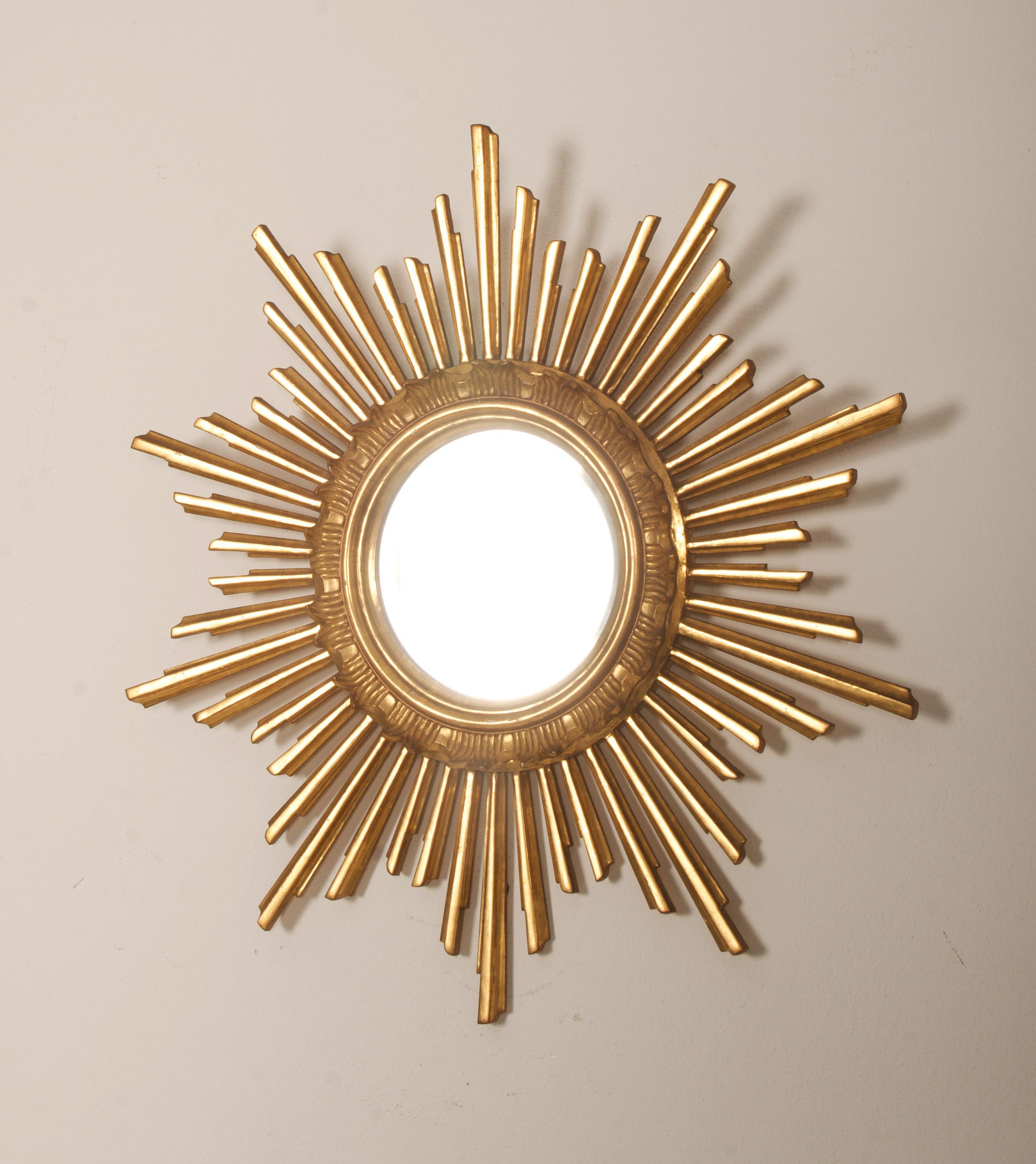 Specchio francese in Wood Wood dorato a raggiera con stella in vendita 1