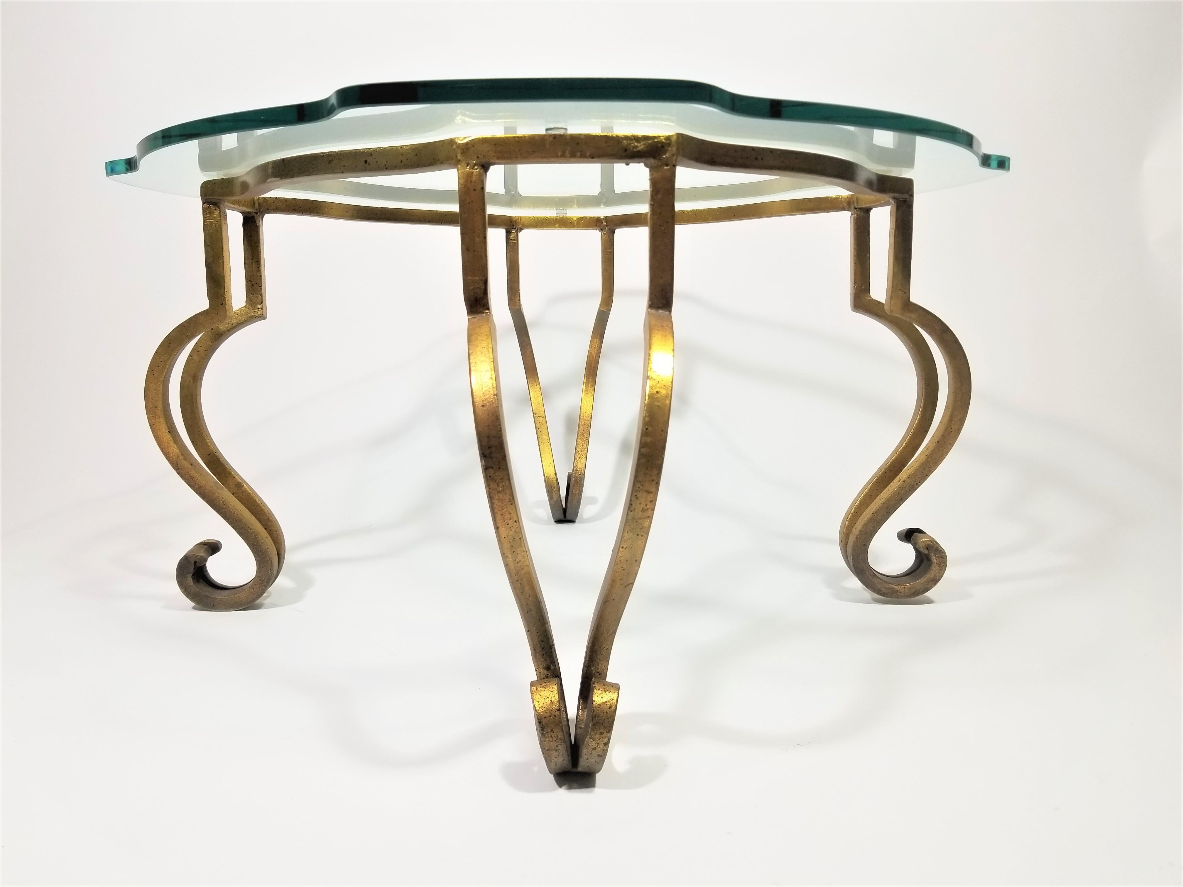 Table basse à plateau en verre et dorures, milieu de siècle en vente 4