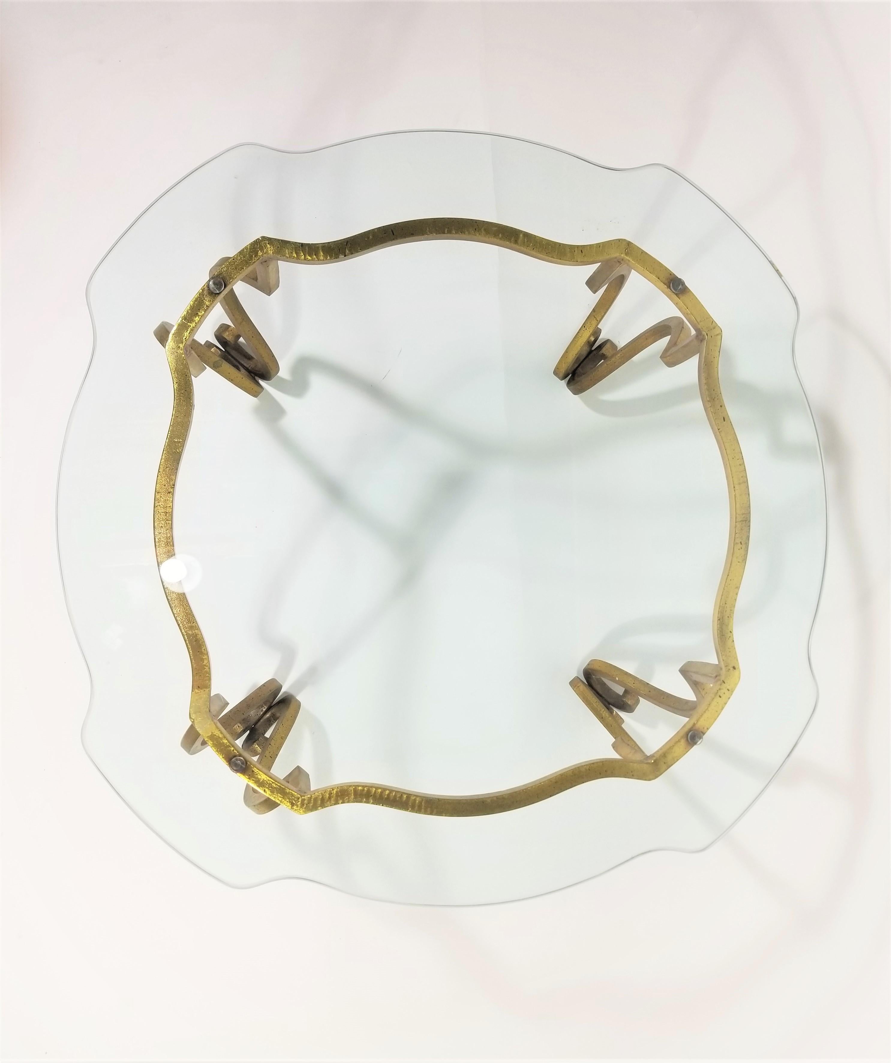 Table basse à plateau en verre et dorures, milieu de siècle en vente 9