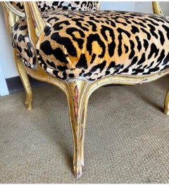 Chaise bergère en vermeil avec tapisserie en velours léopard de Brunschwig & Fils