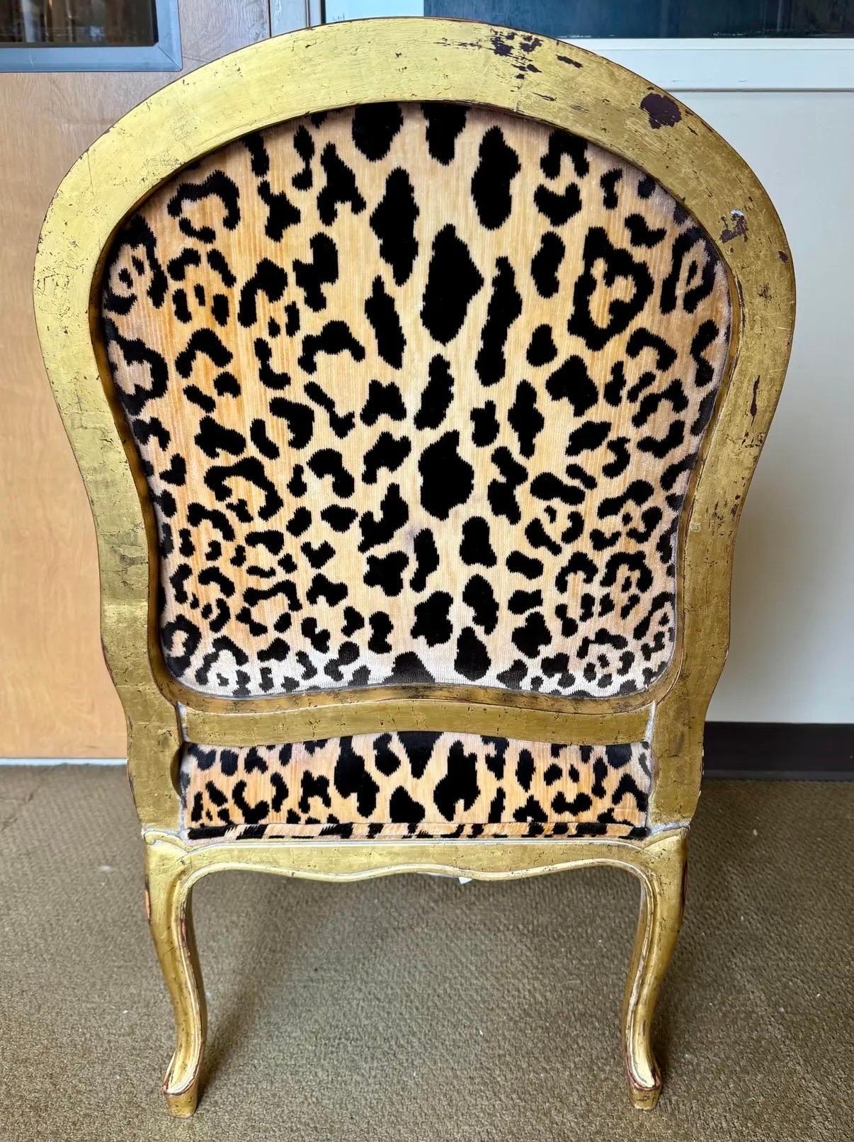 Louis XV Chaise bergère en vermeil avec tapisserie en velours léopard de Brunschwig & Fils en vente