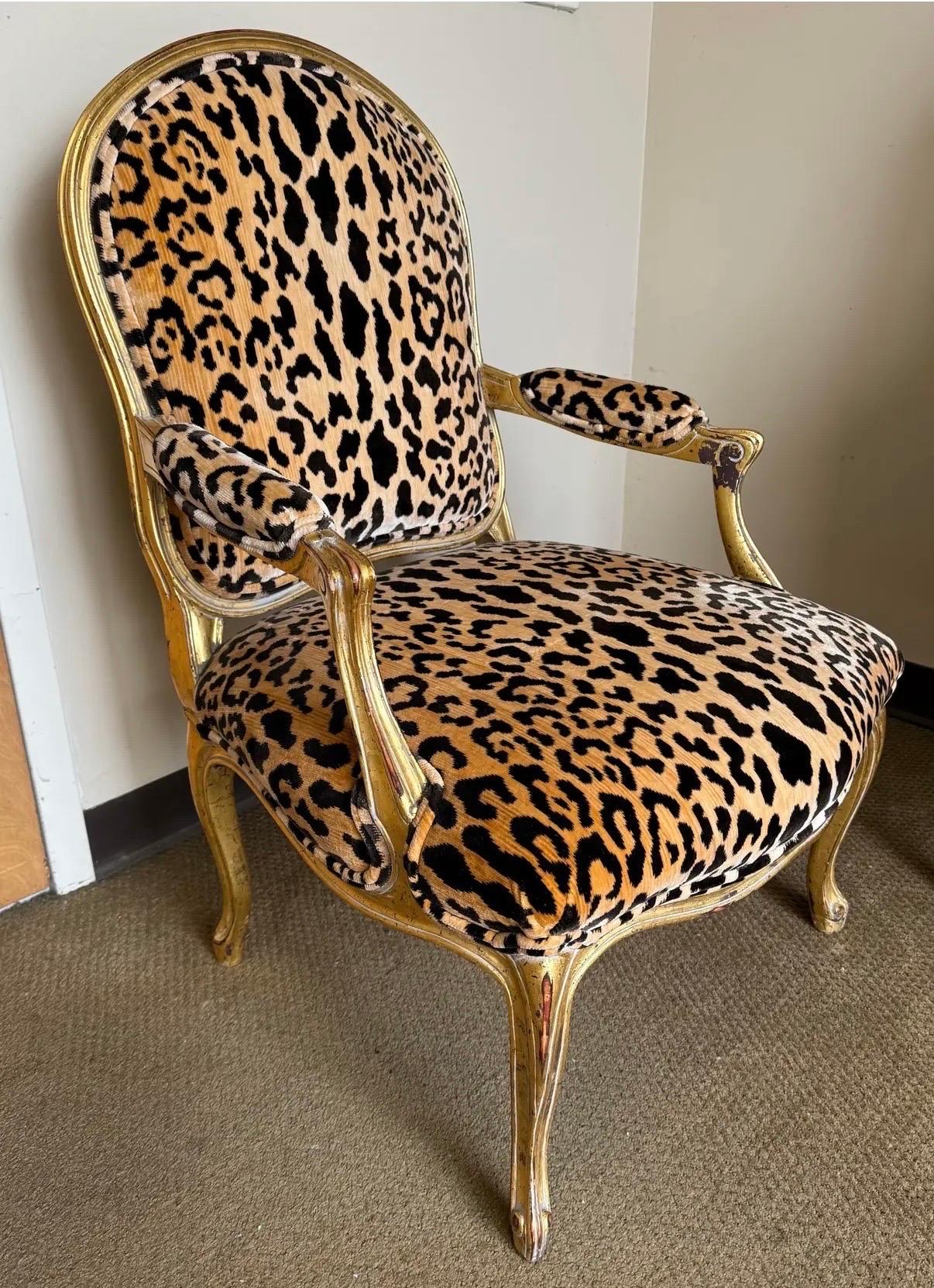 Chaise bergère en vermeil avec tapisserie en velours léopard de Brunschwig & Fils Bon état - En vente à West Hartford, CT