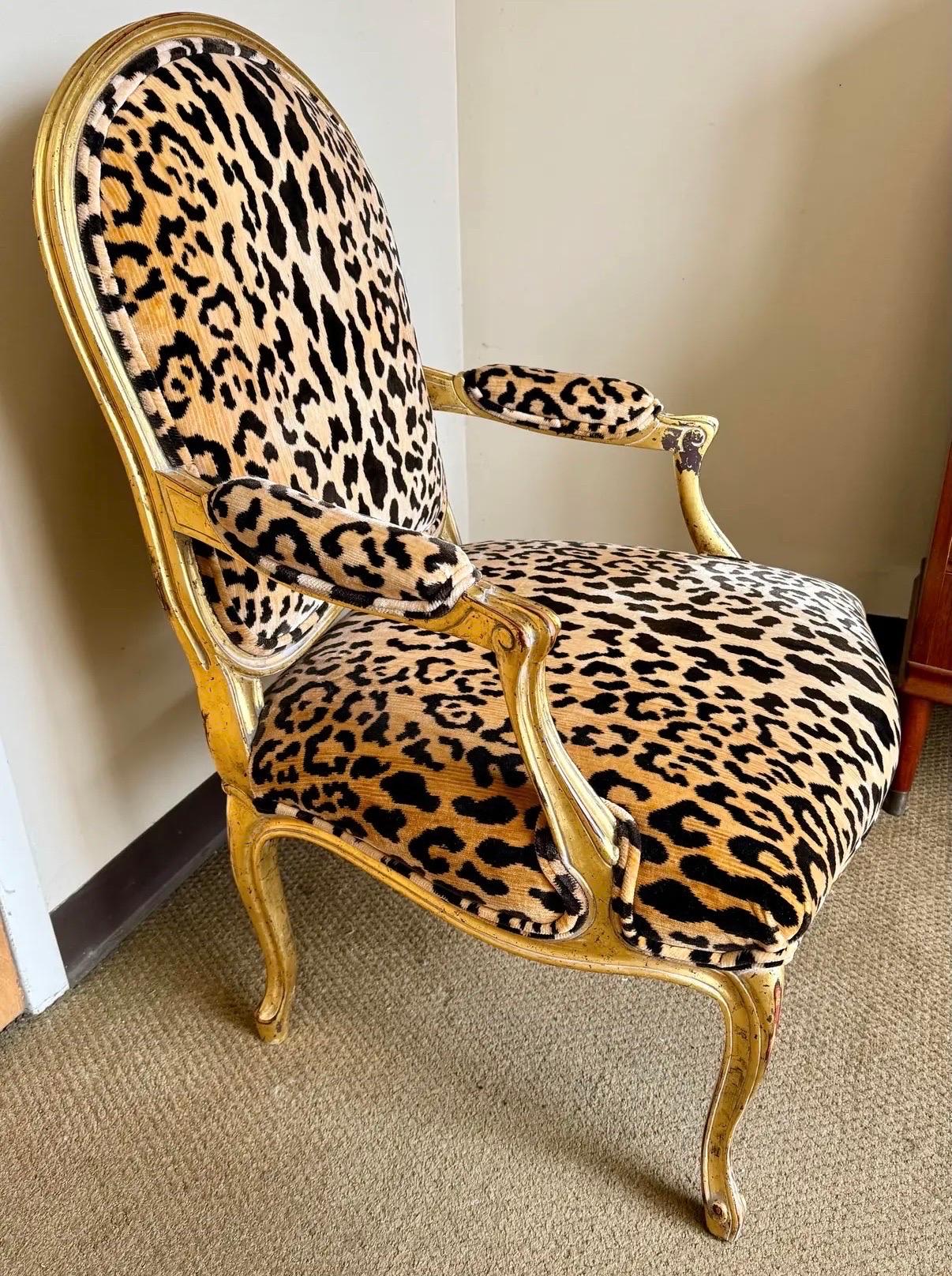 XIXe siècle Chaise bergère en vermeil avec tapisserie en velours léopard de Brunschwig & Fils en vente