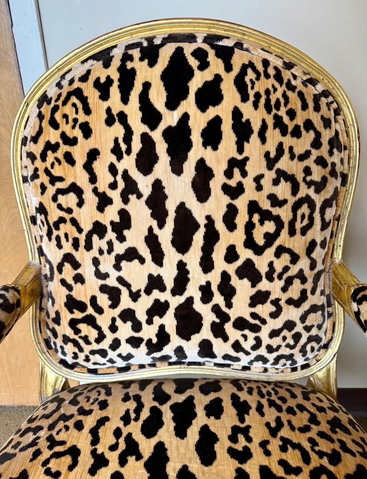 Tissu Chaise bergère en vermeil avec tapisserie en velours léopard de Brunschwig & Fils en vente