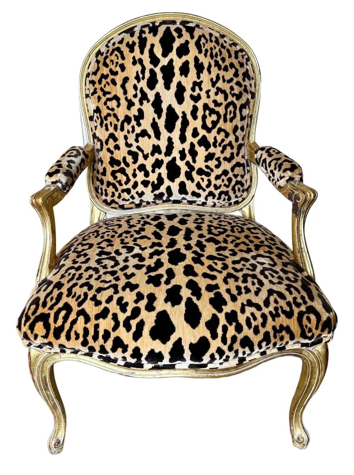 Chaise bergère en vermeil avec tapisserie en velours léopard de Brunschwig & Fils en vente 1