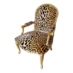 Chaise bergère en vermeil avec tapisserie en velours léopard de Brunschwig & Fils