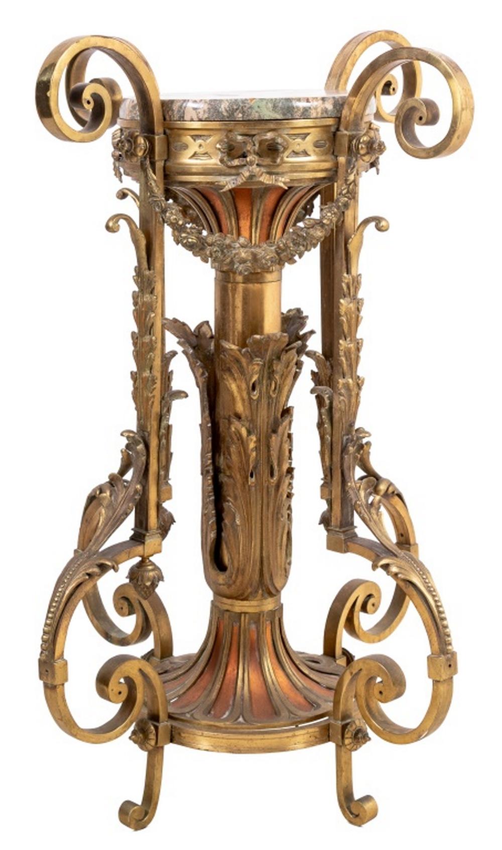 Französisch vergoldetem Messing und Kupfer Marmor Top Sockel, Ende des 19. - Anfang des 20. Jahrhunderts, die kreisförmige Marmorplatte über einer konformen Säule mit applizierten Akanthusblatt, auf einem runden Sockel und vier verschnörkelten