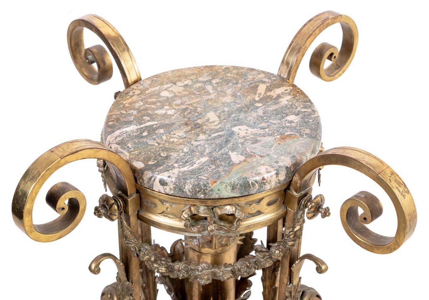 Französisches Pedestal aus vergoldetem Messing und Kupfer im Zustand „Gut“ im Angebot in Astoria, NY