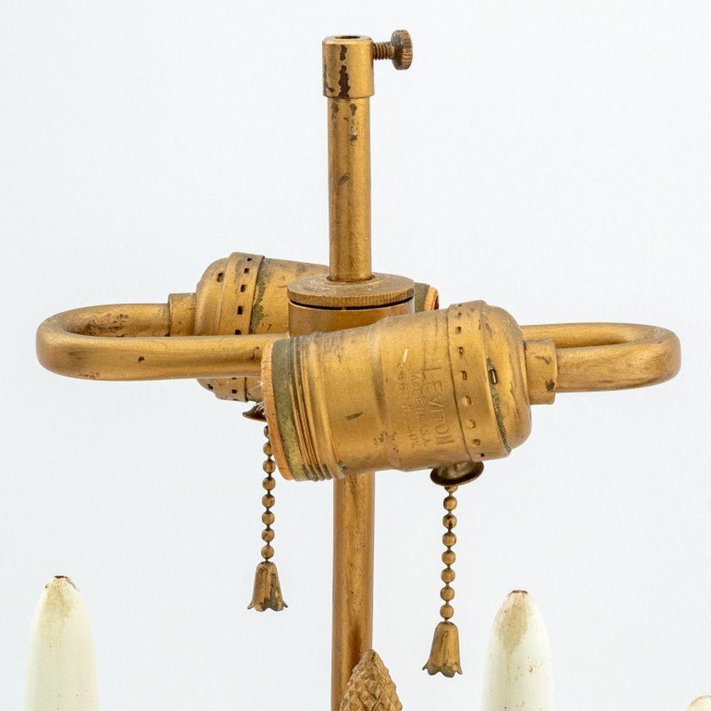 Paar französischer Lampen aus vergoldetem Messing und weißem Marmor, um 1900, mit vier Rollenarmen mit Hühnerporträtmotiv über einer korinthischen Säule aus Marmor und vergoldetem Messing auf einem quadratischen Marmorsockel und vier konischen