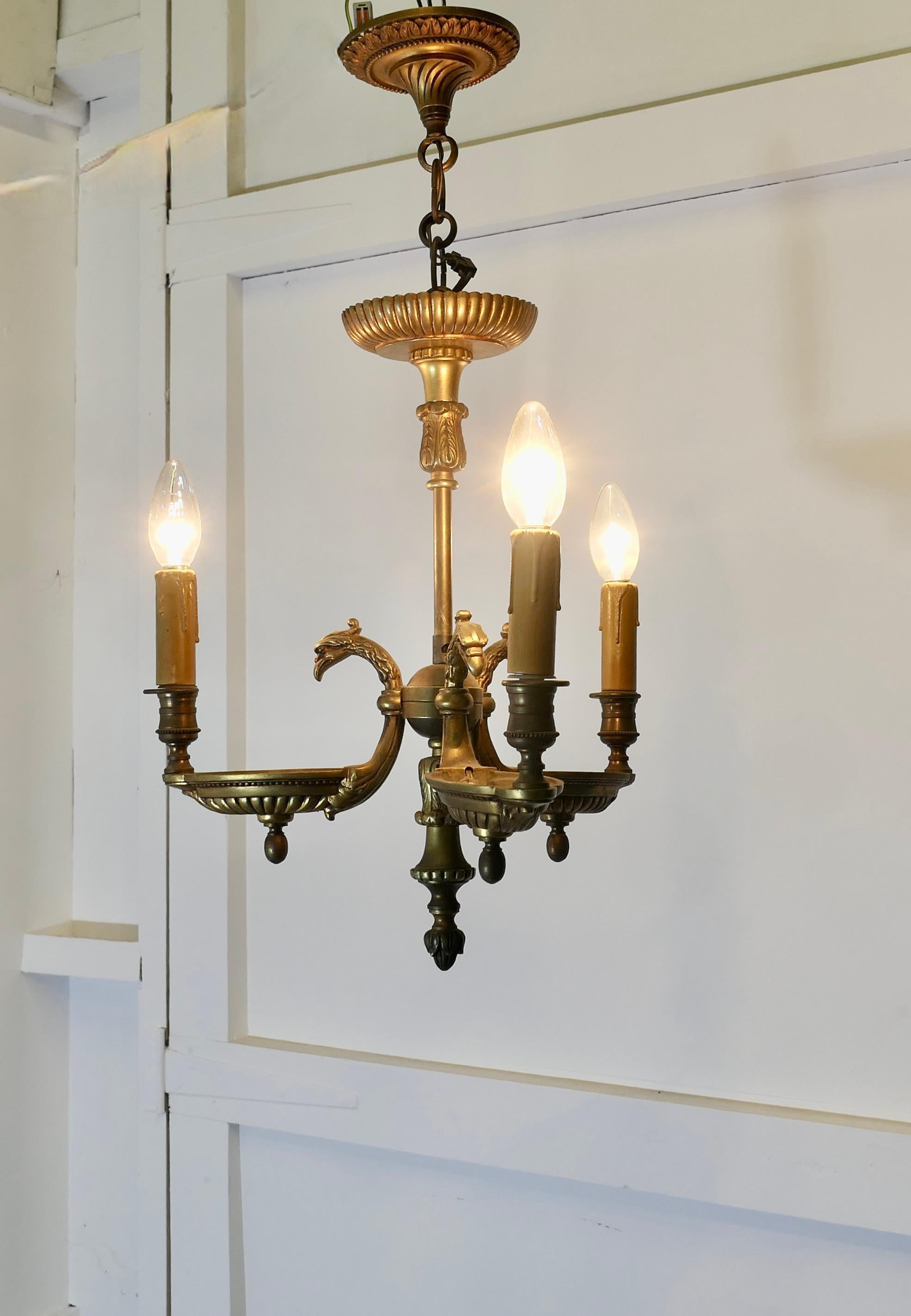 Lámpara de techo francesa de latón dorado Bouillotte Library  

Una pieza preciosa, adaptada de una lámpara de aceite original, la lámpara tiene 3 apliques de latón, podemos ver los 3 pájaros secretarios colocados en los depósitos de aceite
La