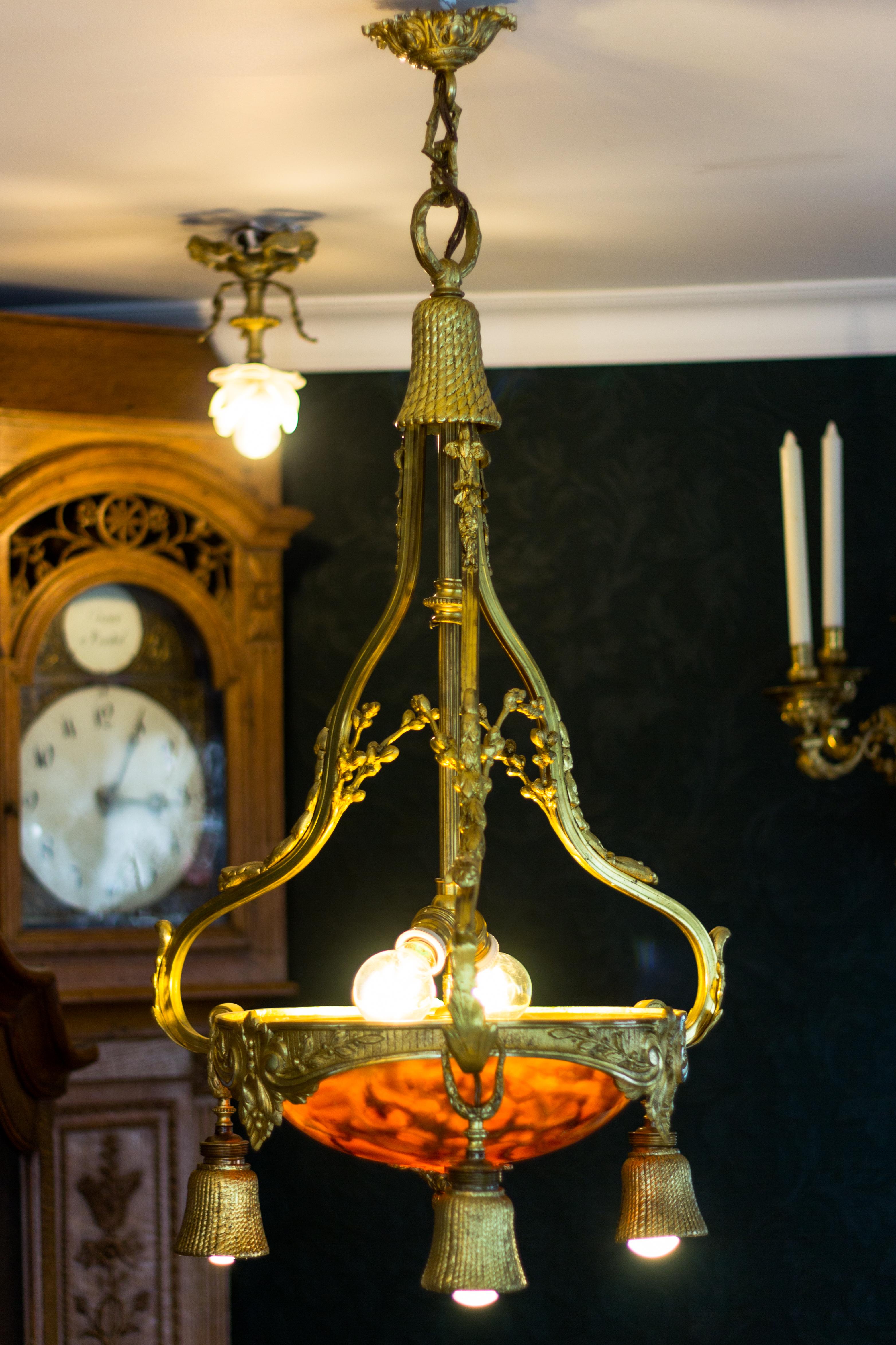 This beautiful gilt bronze and alabaster chandelier has six light points - original E27 sockets with new wiring. 
Free delivery in Germany.
Measures: Total height is 38 inches / 96 cm; diameter 18.5 inches / 47 cm.