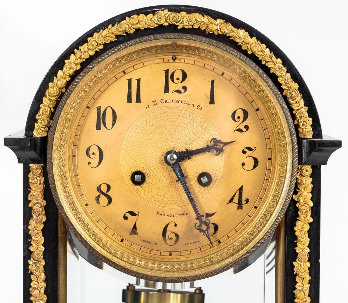 Empire Horloge de cheminée en bronze doré et ardoise noire en vente