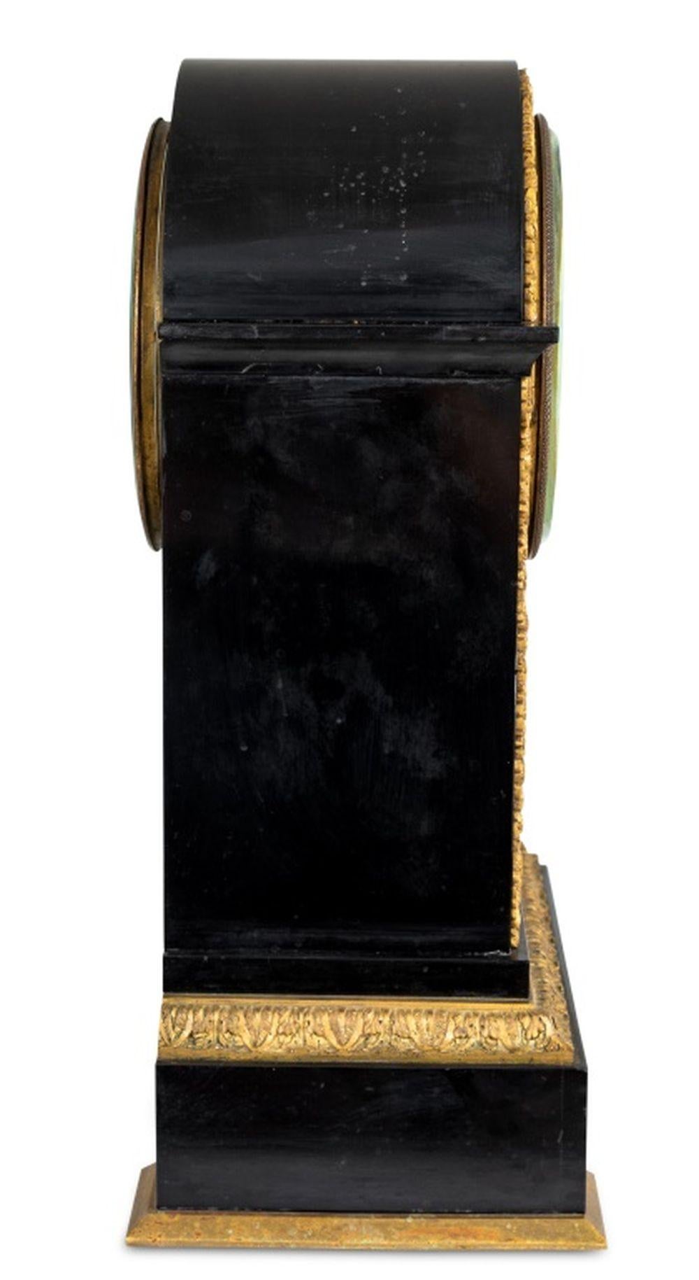 Français Horloge de cheminée en bronze doré et ardoise noire en vente