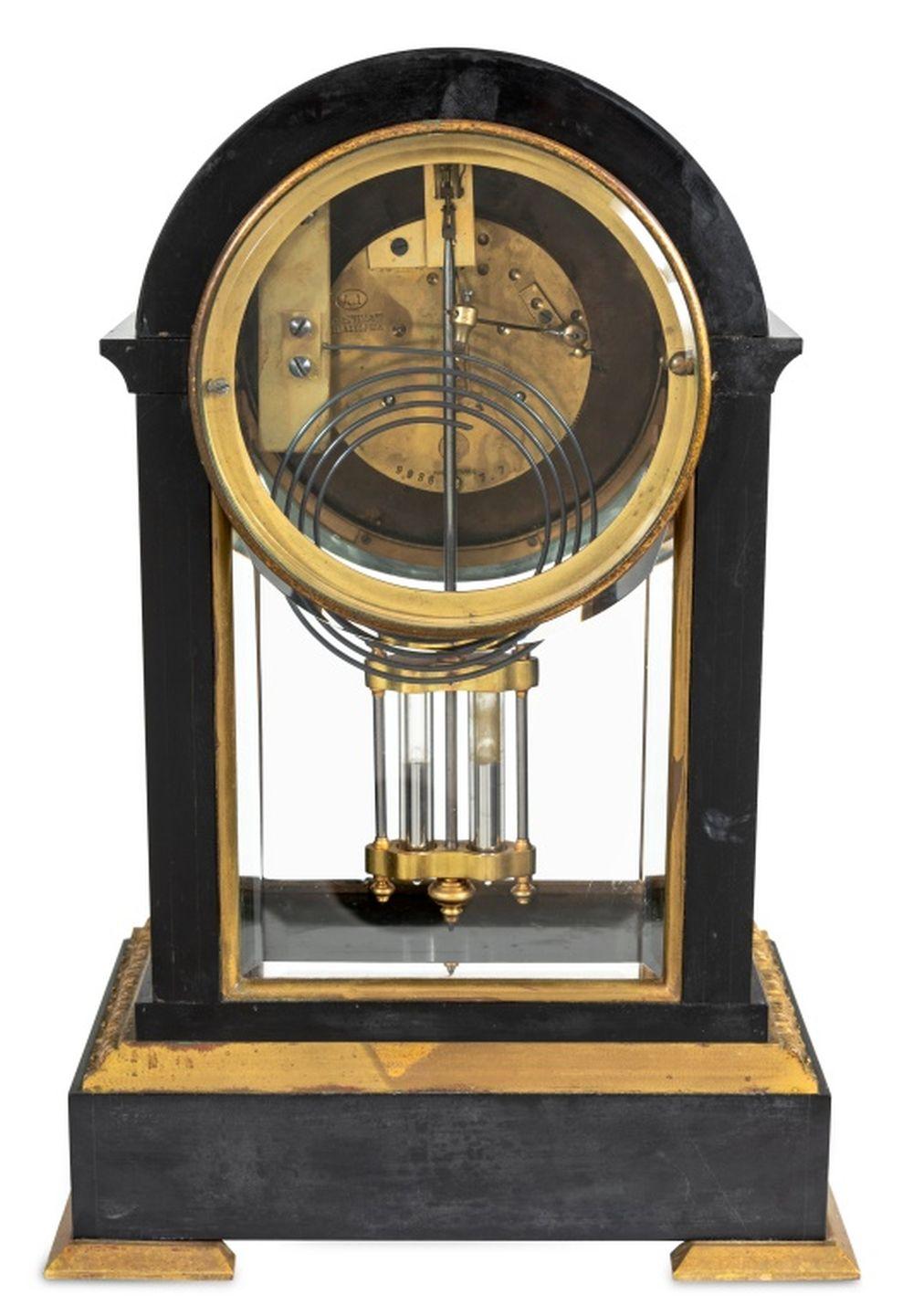 Doré Horloge de cheminée en bronze doré et ardoise noire en vente